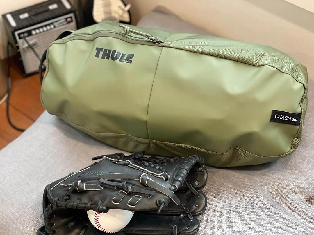 井手大介さんのインスタグラム写真 - (井手大介Instagram)「@thule @zett_thule のバッグ#CHASM90 をゲット。嵩張るアウトドアギアをまとめてがっさり入れても余裕の90リットルサイズ。そしてリュックとして背負える運びやすさ。付属の小袋にまとめるとこんなに小さくなる。防水生地の便利なデカバッグが仲間入り！おすすめでっせ。とりあえずその辺にあるものを入れてみたけどサイズに余裕がありすぎました。他にも豊富なサイズがあって調子いいのでアウトドア仕様のバックを探してる人はチェックしてみて。 #アウトドアギア」10月8日 14時43分 - daiskeide