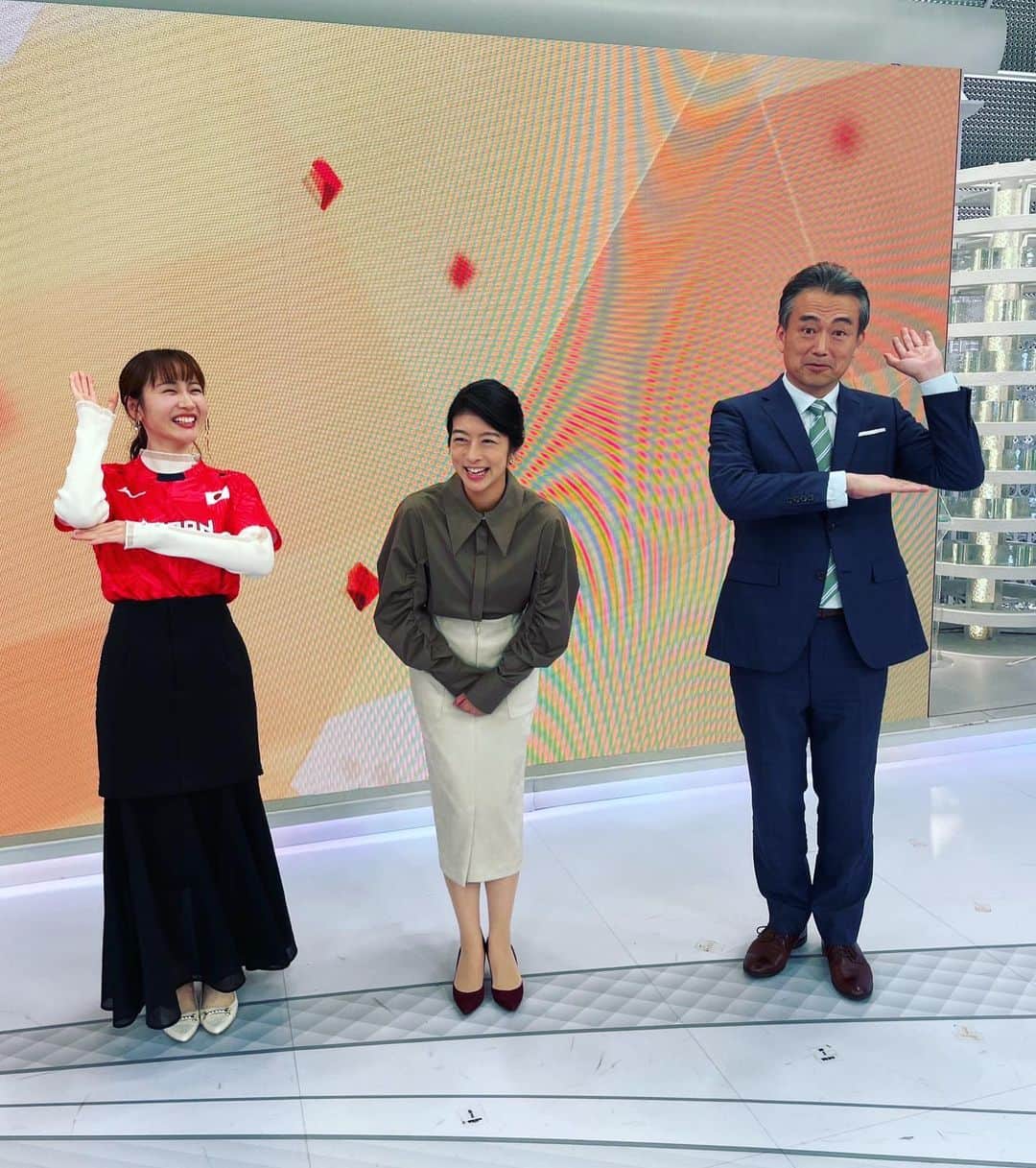 生野陽子のインスタグラム：「🏐 昨日も 「Live Newsイット！」を ご覧いただき　ありがとうございました！！  岸本アナとスポーツお伝えしました。 バレー男子、おめでとうございます‼️  #岸本ちゃん、バレーのポーズ合ってる？！笑 #奥寺さん忠実に真似てます☺︎」
