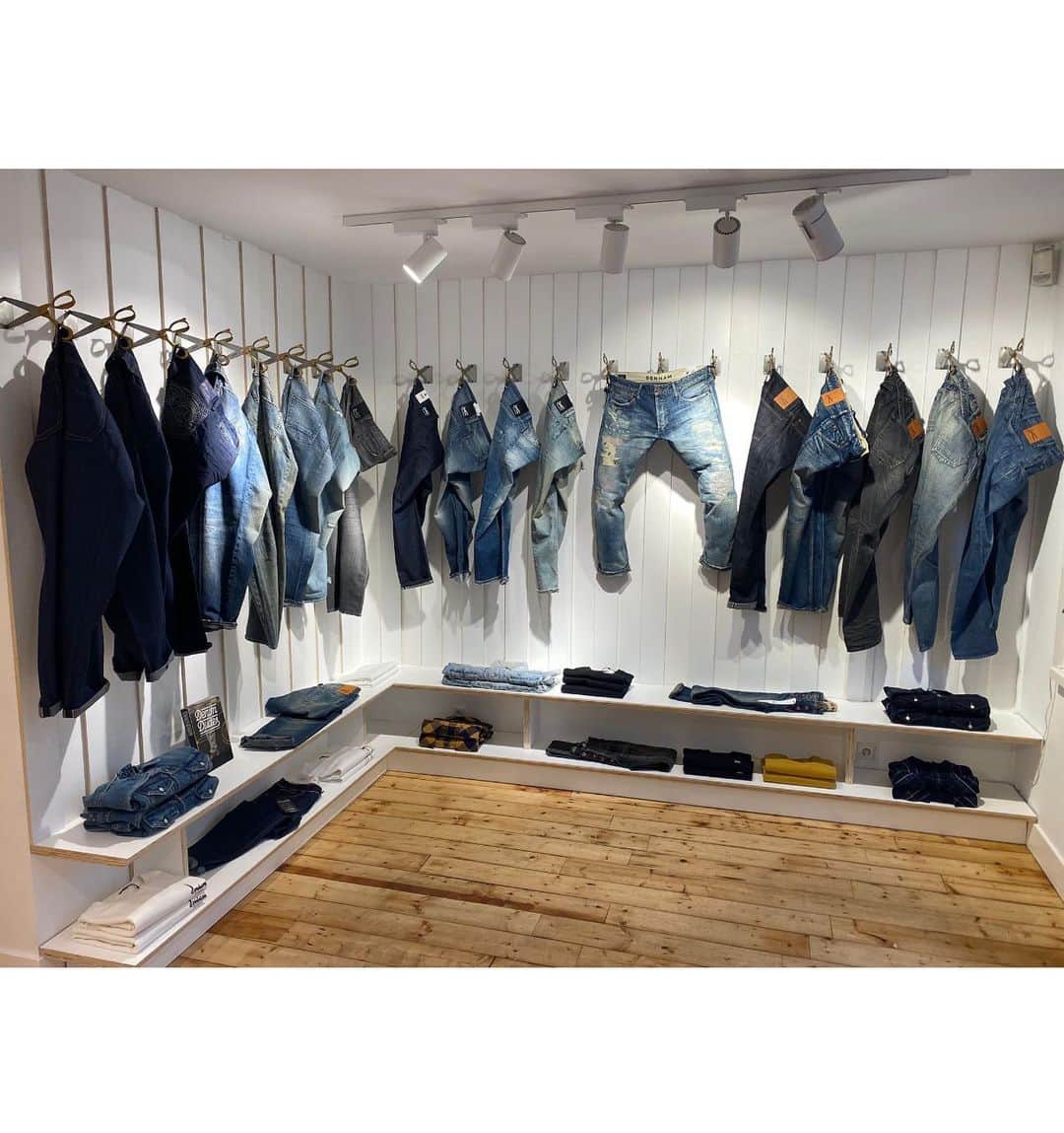 デンハムさんのインスタグラム写真 - (デンハムInstagram)「“Selvedge Sunday”, we are celebrations our 💙of Selvedge, come to the stores and see our new edit. #selvedge #selvedgesunday #denham #jasondenham #denhamthejeanmaker #thetruthisinthedetails」10月8日 14時44分 - denhamthejeanmaker