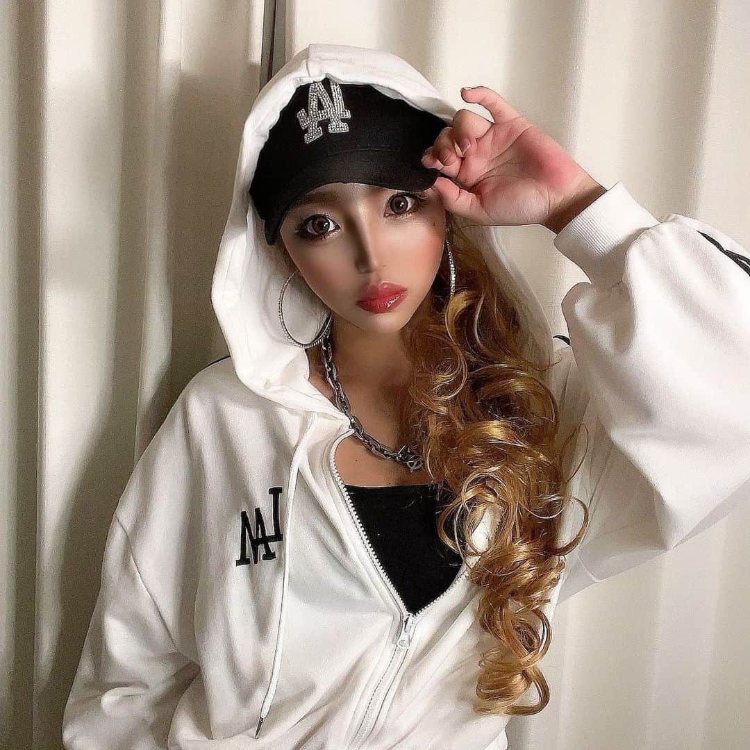 MII MAMAのインスタグラム：「. . . 🖤🤍🖤🤍🖤🤍 (もはやこれはコスプレなのか？😂w) #ハロウィンコスプレ  —————————————— 🔎White Style mi mama 良かったらチャンネル登録お願いします🙇🏽‍♀️ #YouTube#ユーチューバー#主婦ユーチューバー#MIIMAMA#チャンネル登録お願いします#2児ママ#年子ママ#ギャルママ#ぎゃるまま#アラサーママ#アラサー#30代#30代ママ#ホワイトインテリア#モノトーンインテリア#シンプルな暮らし#収納#ホワイト収納#イチナナ#イチナナライバー#専属ライバー#主婦ライバー#17LIVE#主婦YouTuber#ママYouTuber#ママライバー#幼稚園ママ#小学生ママ」