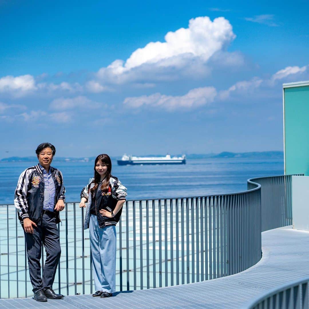 ANAさんのインスタグラム写真 - (ANAInstagram)「日本を旅しよう！✈💙  1日では遊びつくせない魅力がいっぱいの横須賀市をご紹介🤗  猿島は東京湾に浮かぶ唯一の自然島で、湾内最大の無人島です。かつては東京湾を守る要として砲台と弾薬庫のある“要塞の島”であったこの島は、現在では島内を自由に散策することができます🚶  米海軍から横須賀に様々なアメリカ文化が広がっていく中、ハンバーガーは横須賀にあったナイトクラブでビッグバンドジャズの演奏とともに提供されました🍔 米海軍伝統の牛肉本来の味を損なわないシンプルだからこそ奥の深い｢ネイビーバーガー｣を味わってみてください😋  横須賀市の市制100周年を記念して、緑豊かな観音崎に建てられた美術館。 絶景美術館としても知られ、東京湾を臨み、緑に囲まれた屋外の素晴らしい眺望は、三浦半島でも指折りの景観です✨  「ANAウインドサーフィンワールドカップ」が、今年も11月10日（金）から11月14日（火）の5日間開催🌊 世界最高峰のワールドツアーで世界のトッププロが世界一を争います。  🏨メルキュール横須賀は、三浦半島の遊びのスタートラインとして絶好のロケーション。ヴェルニー公園、YOKOSUKA 軍港めぐり乗船場、三笠公園、 猿島乗船場、観音崎公園、横浜・八景島シーパラダイスや鎌倉へも至近の立地です。  横須賀芸術劇場と隣接する建物は、日本を代表する建築家、丹下健三氏によってデザインされ、横須賀市街の上空の景色の中でもとりわけ目立つ存在で、高層レストラン「ビストロ・ブルゴーニュ」からの眺めは格別です✨ @mercure_yokosuka  航空券付きプランはこちら✈ https://ana.ms/3tp0EP2  ホテルのご予約はこちら🏨✨ https://ana.ms/45riPRo  世界の支店からもチェック🌍 https://ana.ms/3PIKlnt  #allnipponairways #ana #airplane #airport #japantrip #trip #飛行機 #travel #日本を旅しよう #旅行 #visitjapan #visit #旅行 #横須賀 #yokosuka #猿島 #ネイビーバーガー #localfood #三浦半島 #ウインドサーフィン #windsurfing #メルキュール横須賀」10月8日 14時46分 - ana.japan
