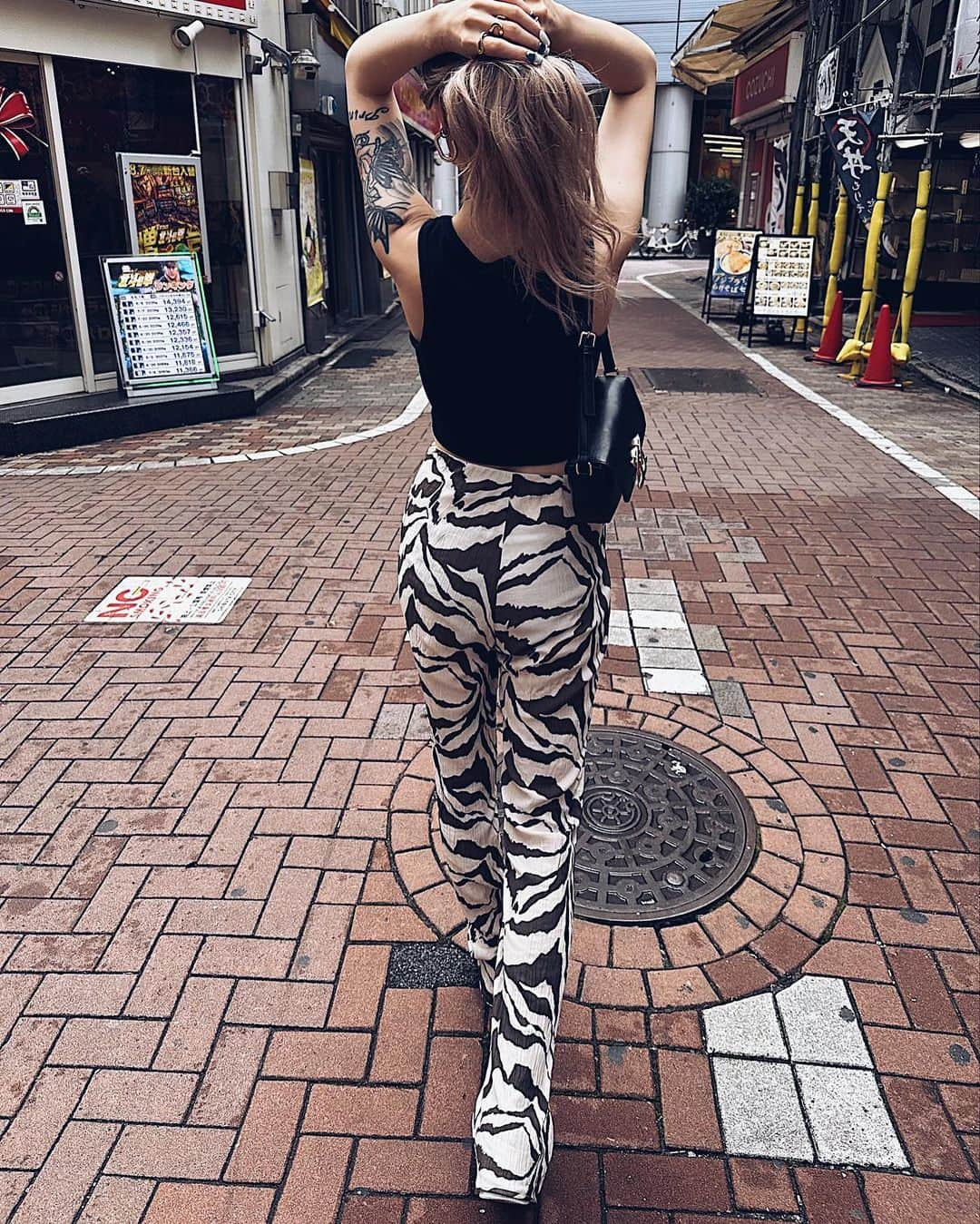 坂本美穂のインスタグラム：「るるるん🚶‍♀️🤍🖤🤍 . #Shibuya #shopping」