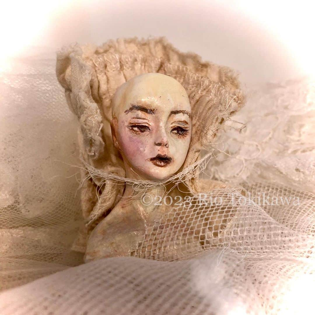 時川りおさんのインスタグラム写真 - (時川りおInstagram)「I'm making tiny dolls for "paradise"exhibition🧸🍎  with oil paint🎨  †††††††††††  小さな小さなヘッドの油彩塗装をしました。 あと数人いますがこの子の顔わりと好きかも、ノスタルジックで🌆  †††††††††††  #制作過程 #人形  #wipart  #newcontemporaryart #originaldoll 　  #workinprogress #doll 　#fantasyart　#創作人形　#ドール　#artdoll #sculpture #彫刻　#riotokikawa」10月8日 14時48分 - riotokikawa_doll