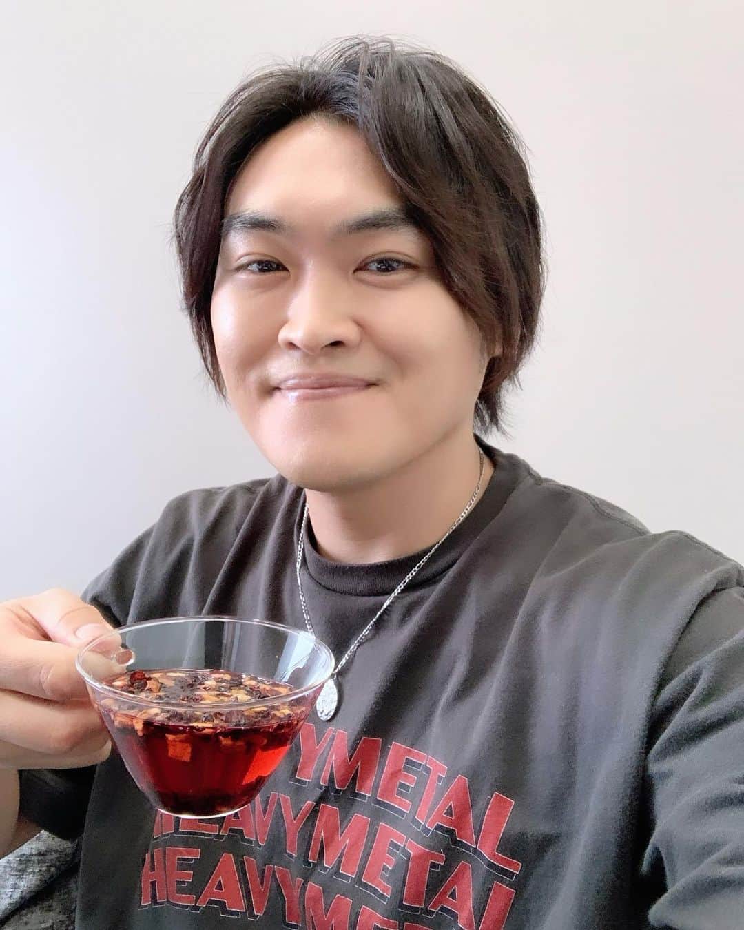 木島隆一のインスタグラム：「#木島隆一のくじメイト 本日お茶会でした🍵くじをご購入された全てのお客様に感謝致します。いつも応援ありがとうございます。サインも書かせていただきました。これからボイスを収録致します。お楽しみに🎙️✨」