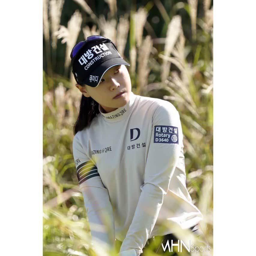 イ・ソミのインスタグラム：「. 눈빛 찌릿⚡️⚡️ 힘들어도 웃자☺️ . . . #하이트진로챔피언십 #골프 #klpga #golf」