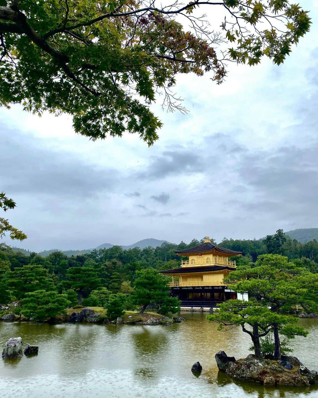 アレサ・ネスミスのインスタグラム：「修学旅行ぶりの京都  金閣寺&渡月橋  あいにくの雨でしたがそれはそれで😍」