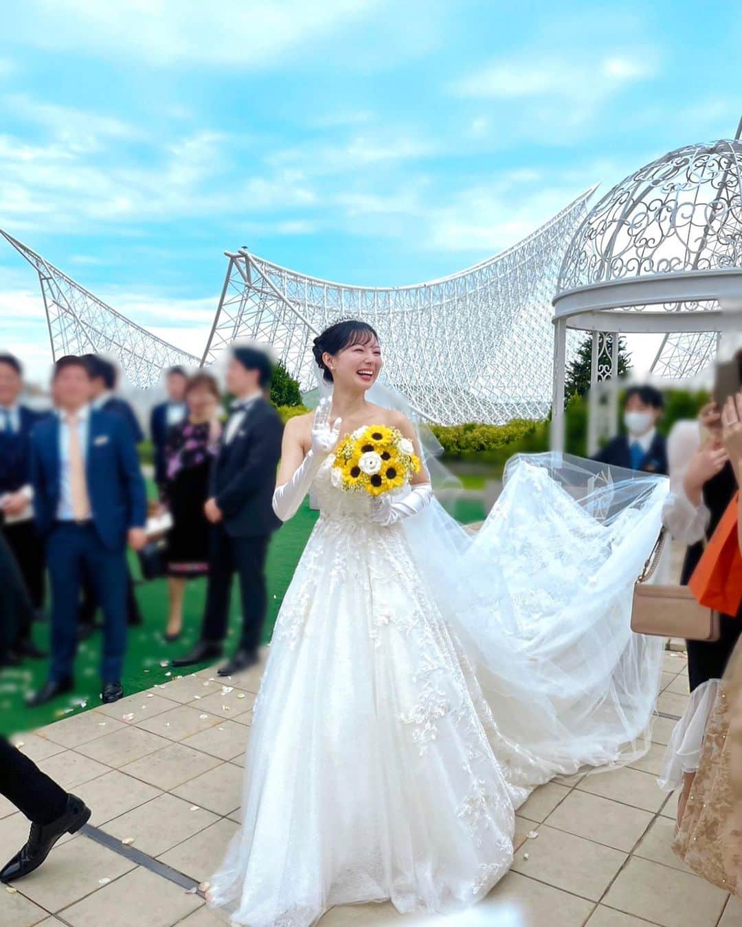 川村まりさんのインスタグラム写真 - (川村まりInstagram)「2023.9.30 神戸にて，結婚式を執り行いました🌻 ひまわり沢山の、大好きを詰め込んだ式になった✨  写真が沢山あるんやけど，とりあえずみんなが撮ってくれた写真をちょこっと🫶また、ちょこちょこ投稿するから，付き合ってください😂  大好きな人たちに囲まれて幸せな時間やった💓  婚約して2年、入籍して1年。 これからもダーリンと仲良く過ごします。  #神戸結婚式#結婚式#神戸ホテルオークラ#ホテルオークラ神戸 #ホテルオークラ#オークラ花嫁 #神戸ウェディング#ウェディングドレス#ウェディングヘア #ウェディングケーキ #ウェディングブーケ#ホテルウェディング#卒花#卒花嫁」10月8日 15時06分 - marimari725