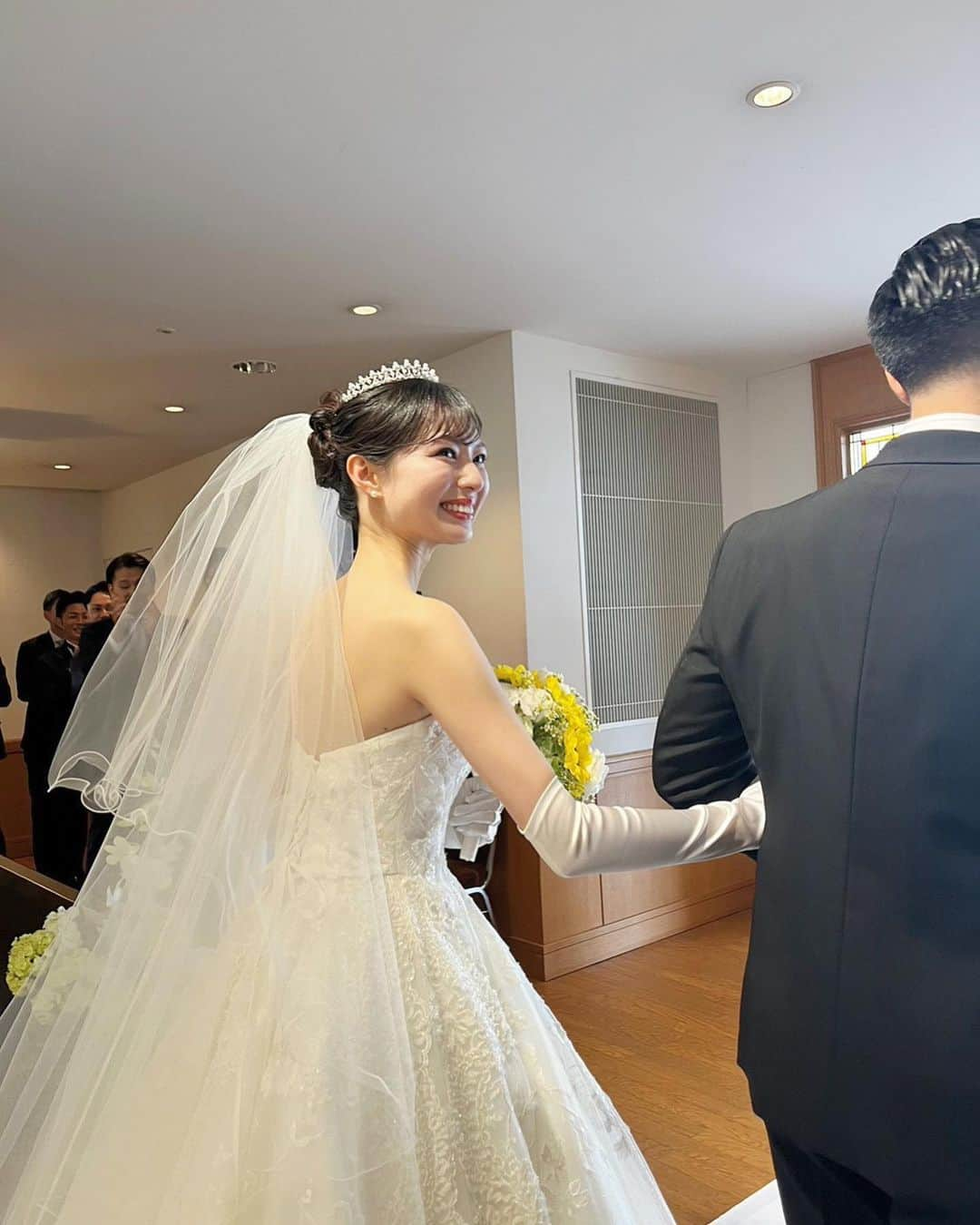 川村まりさんのインスタグラム写真 - (川村まりInstagram)「2023.9.30 神戸にて，結婚式を執り行いました🌻 ひまわり沢山の、大好きを詰め込んだ式になった✨  写真が沢山あるんやけど，とりあえずみんなが撮ってくれた写真をちょこっと🫶また、ちょこちょこ投稿するから，付き合ってください😂  大好きな人たちに囲まれて幸せな時間やった💓  婚約して2年、入籍して1年。 これからもダーリンと仲良く過ごします。  #神戸結婚式#結婚式#神戸ホテルオークラ#ホテルオークラ神戸 #ホテルオークラ#オークラ花嫁 #神戸ウェディング#ウェディングドレス#ウェディングヘア #ウェディングケーキ #ウェディングブーケ#ホテルウェディング#卒花#卒花嫁」10月8日 15時06分 - marimari725