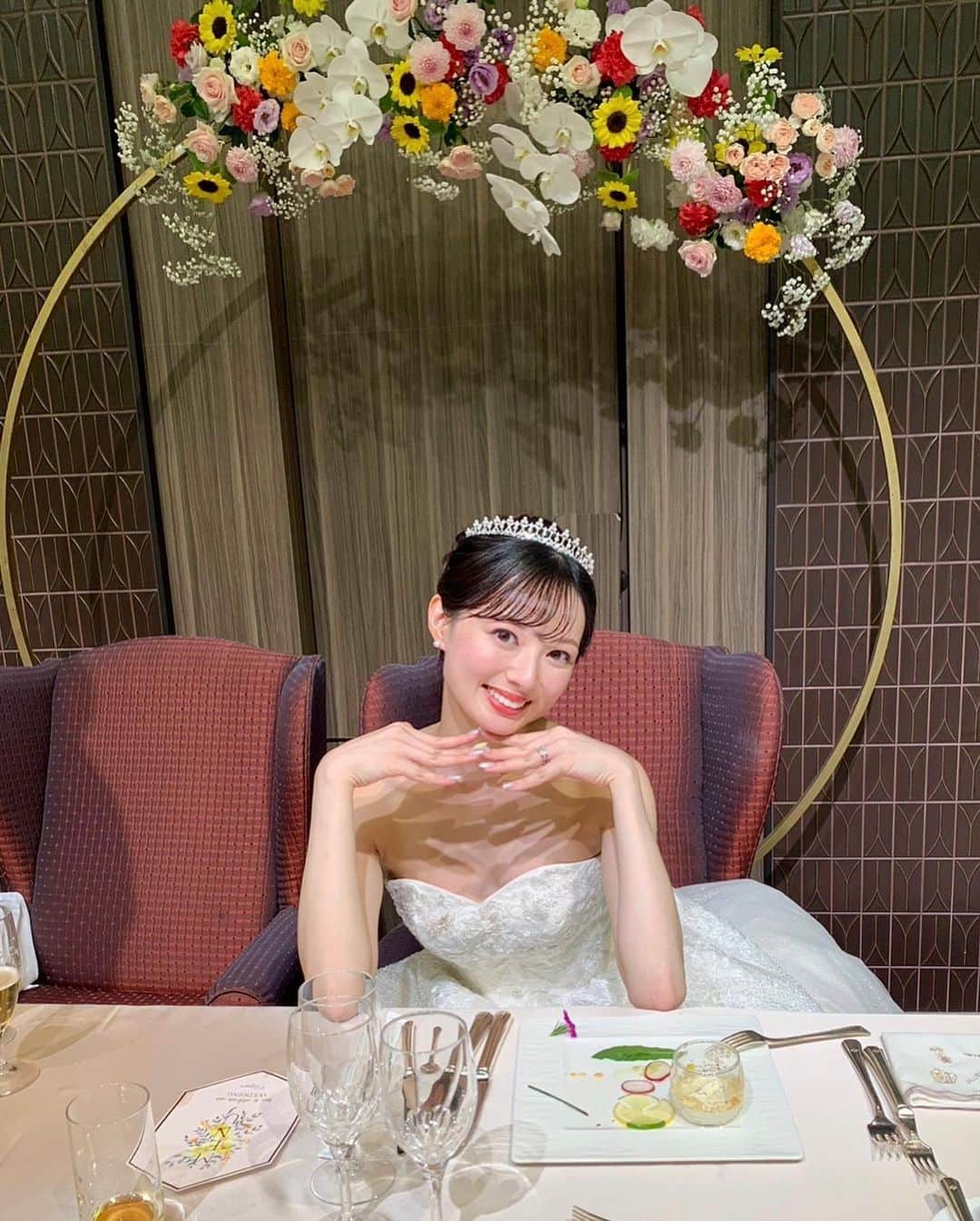 川村まりさんのインスタグラム写真 - (川村まりInstagram)「2023.9.30 神戸にて，結婚式を執り行いました🌻 ひまわり沢山の、大好きを詰め込んだ式になった✨  写真が沢山あるんやけど，とりあえずみんなが撮ってくれた写真をちょこっと🫶また、ちょこちょこ投稿するから，付き合ってください😂  大好きな人たちに囲まれて幸せな時間やった💓  婚約して2年、入籍して1年。 これからもダーリンと仲良く過ごします。  #神戸結婚式#結婚式#神戸ホテルオークラ#ホテルオークラ神戸 #ホテルオークラ#オークラ花嫁 #神戸ウェディング#ウェディングドレス#ウェディングヘア #ウェディングケーキ #ウェディングブーケ#ホテルウェディング#卒花#卒花嫁」10月8日 15時06分 - marimari725