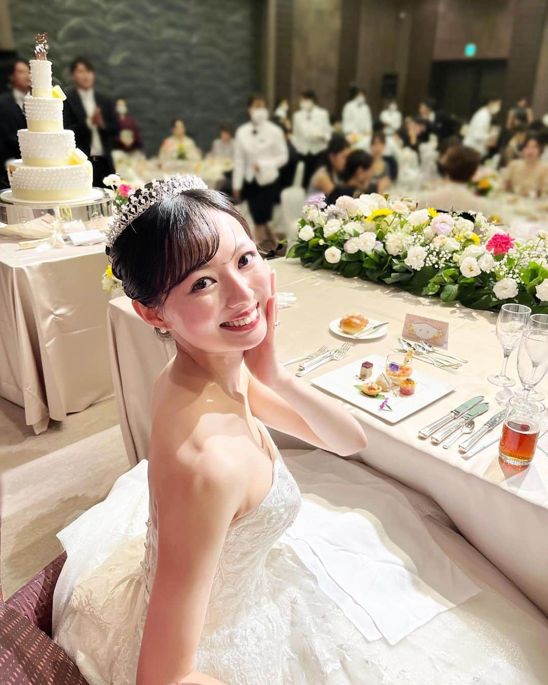 川村まりさんのインスタグラム写真 - (川村まりInstagram)「2023.9.30 神戸にて，結婚式を執り行いました🌻 ひまわり沢山の、大好きを詰め込んだ式になった✨  写真が沢山あるんやけど，とりあえずみんなが撮ってくれた写真をちょこっと🫶また、ちょこちょこ投稿するから，付き合ってください😂  大好きな人たちに囲まれて幸せな時間やった💓  婚約して2年、入籍して1年。 これからもダーリンと仲良く過ごします。  #神戸結婚式#結婚式#神戸ホテルオークラ#ホテルオークラ神戸 #ホテルオークラ#オークラ花嫁 #神戸ウェディング#ウェディングドレス#ウェディングヘア #ウェディングケーキ #ウェディングブーケ#ホテルウェディング#卒花#卒花嫁」10月8日 15時06分 - marimari725