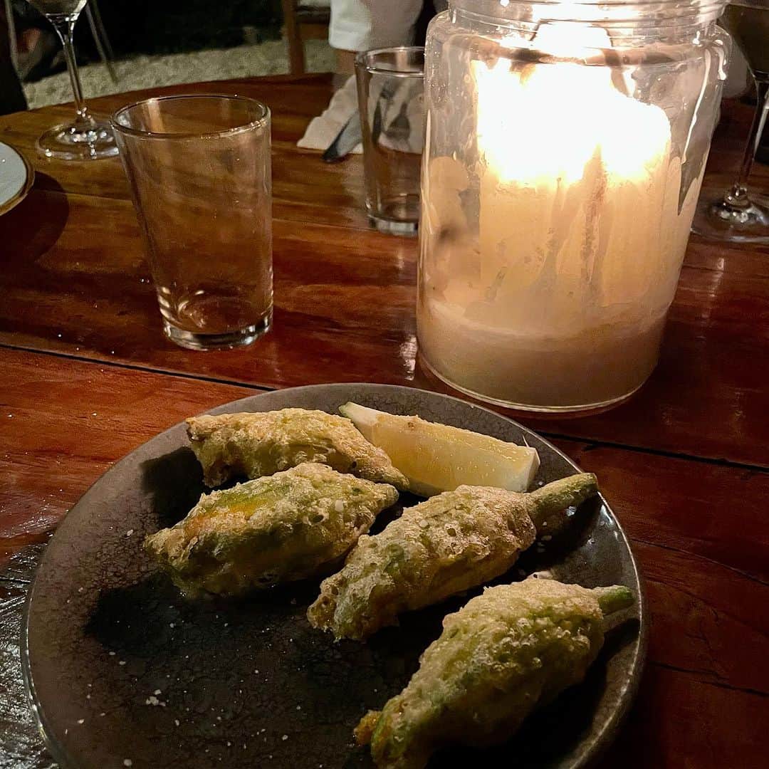 中里亜美さんのインスタグラム写真 - (中里亜美Instagram)「A wine bar with cats is a good wine bar🐈🍷🪻🌱 Carlos&Roberta!🥰  @casa.lhasa.ibiza   イビサで @youshirou_sahaji_nishida 先生チョイスのワインバー。 また必ず行きたい。やっぱり猫だねぇ…  @izaskunlevy 🩷❤️💜  #ibiza #naturewine #vinnaturel  #猫 #世界平和 #🐈」10月8日 15時06分 - __ami__go__
