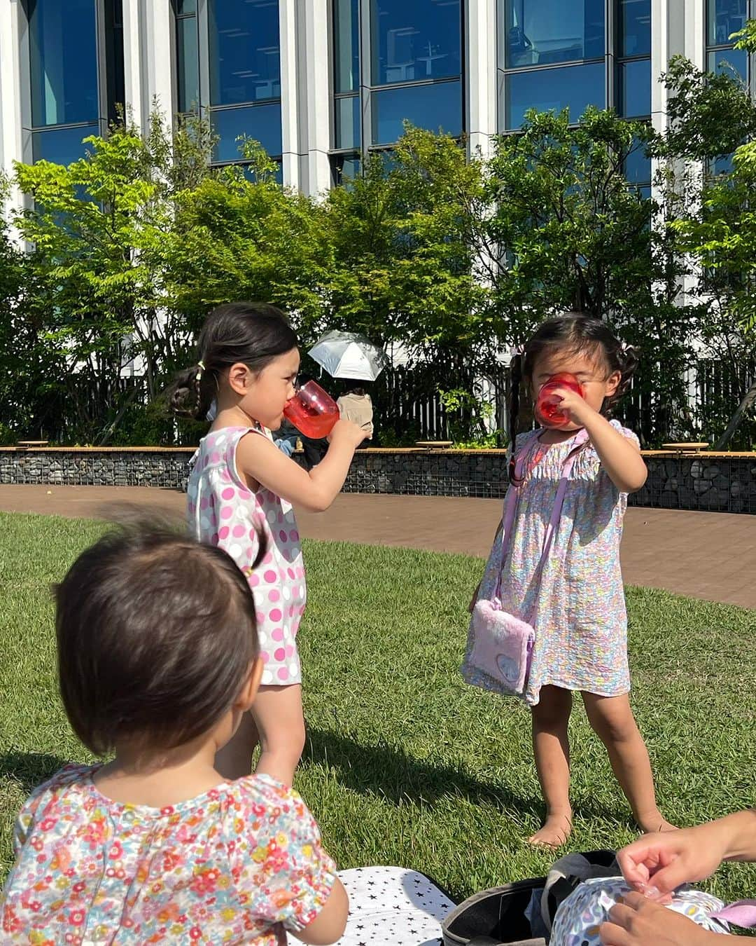 森暖奈さんのインスタグラム写真 - (森暖奈Instagram)「いつかの思い出🧺💕 ピクニックしてるって言うから突撃した日💨  オリーブとパウンドケーキはあくりままのお店の✨🫒 @shokutakulabo.88   #首出てる人 #あご出てる人 #おせんべいで乾杯してる人 #マックのゴミ」10月8日 14時59分 - moriharuna71