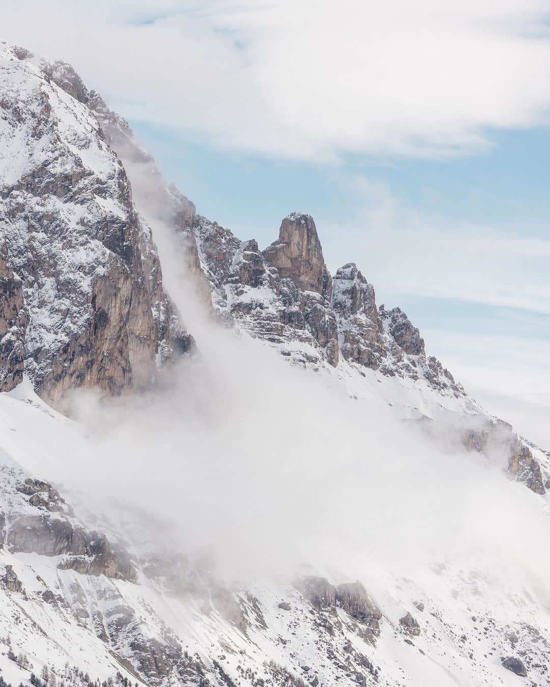 ミレーのインスタグラム：「⏳ Who can’t wait for that kind of #SundayMorning landscape?  Double tap if you're ready to kick off the most beautiful months of the year...  Us, at @millet.mountain, we are in the starting blocks! 🚀 . . . #MILLET」