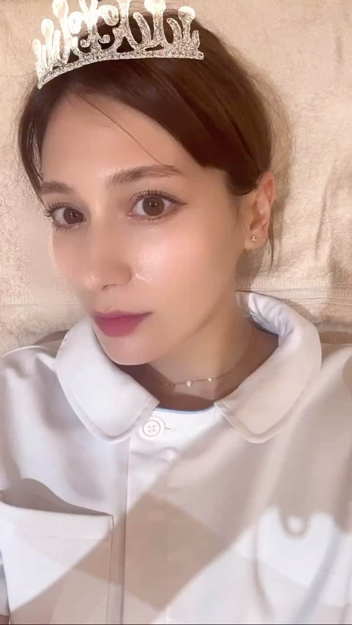 アシュリー千帆のインスタグラム：「.  お仕事終わりでテカテカ🤣💡  定期的に毛穴洗浄とエレクトロポレーション、マイクロカレント、BBL、マッサージピールをやるようになってから肌の調子がすこぶる良いのですが、  少し前から花粉なのか顔が痒くて痒くて辛いです🥹  目がかゆいとかくしゃみとかはよくあったけど これは花粉なのか、、、 なんなんだろう  🥹🥹🥹」