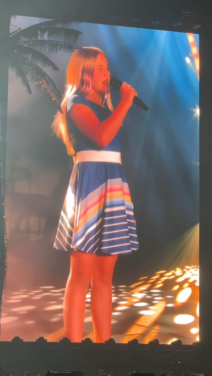 ケアリー・ハートのインスタグラム：「I know I’ve posted a clip of Willz singing w/ her mama, but this is a surreal moment for me. When @pink and I first started dating over 20 years ago, I was competing at Sam Boyd Stadium (big deal back in those days), and @pink was performing at Rain nightclub in the Palms. Fast forward, the two of them are on stage together at the new @allegiantstadium to a sold out crowd. This old timer native from Vegas couldn’t be more proud of his girls.」