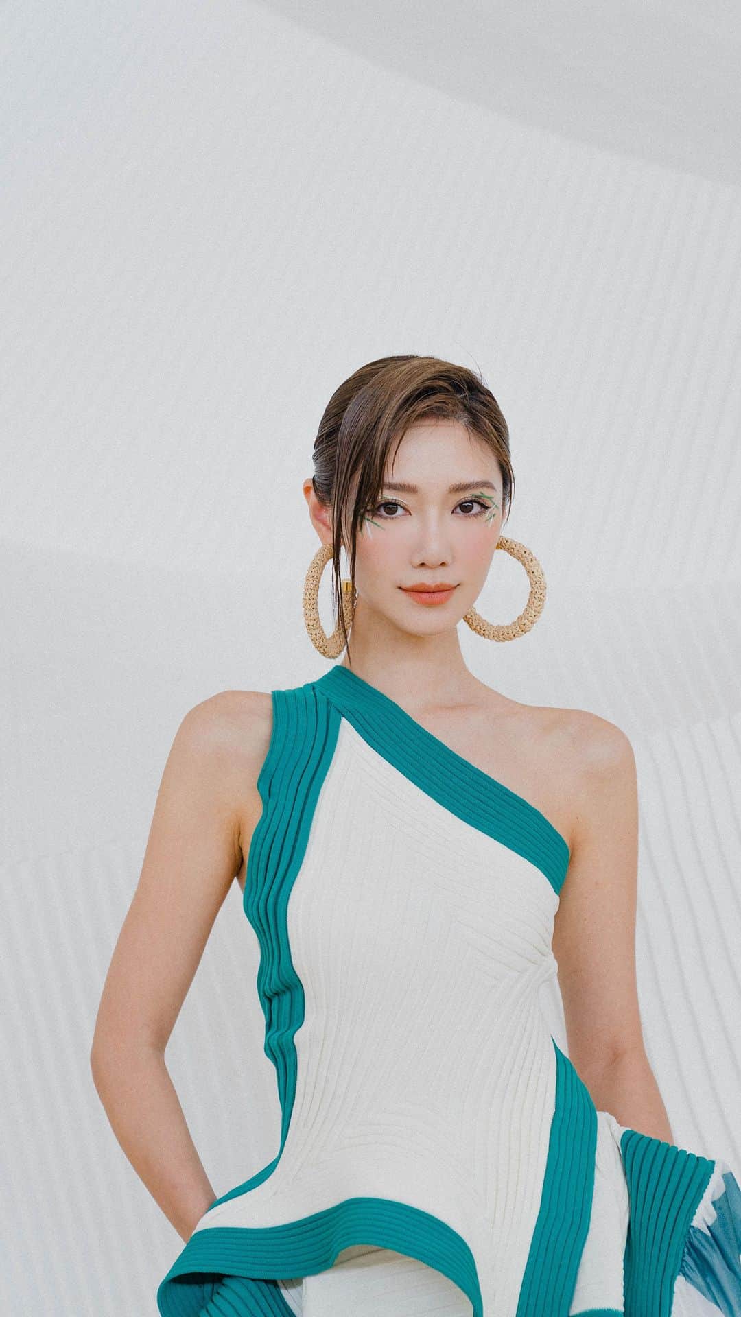 Elva Niのインスタグラム：「Spending 1.5hrs on hair and makeup everyday  creating different makeup to match with various outfits is so much fun!  Hair @peter_cheng_hair  #elvainpfw  @isseymiyakeofficial」