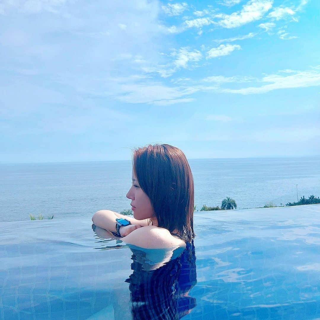 原望奈美さんのインスタグラム写真 - (原望奈美Instagram)「#oisoprincehotel ✨  ⁣ ⁣天気がよかったり悪くなったり だった２日目の朝サウナとプール🏊‍♀️  ⁣ ⁣もうすっかり夏の終わり。 長袖着ないと寒いね🥶 ⁣ ⁣ ⁣ ⁣ ⁣ ⁣  #大磯プリンスホテル #サウナ旅行 #サウナホテル #サウナ女子 #サウナ旅行 #温水プール #水着 #水着コーデ #ロウリュサウナ #おすすめサウナ #外気浴 #温泉旅行 #ドライブ #sauna #tokyotravel #tokyosauna #travelphotography #filmphotography  #찜질방 #일본사우나 #일본찜질방 #일본여행 #수영장 #데일리패션 #필름카메라 #여행스냅 #힐링여행 #얼스타그램 #인스타패션 #메이크업」10月8日 15時04分 - vo_nozomi