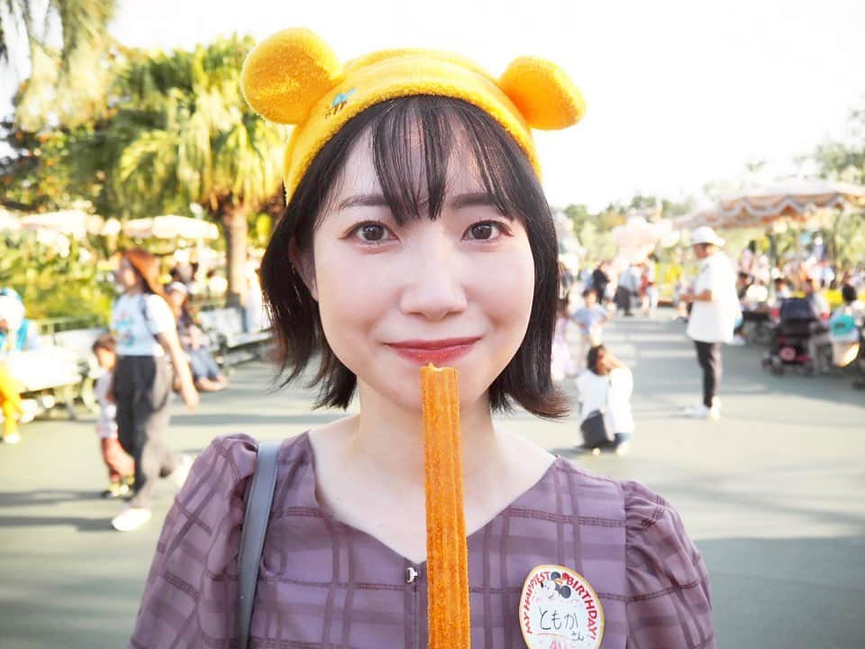 菅原智郁さんのインスタグラム写真 - (菅原智郁Instagram)「Birthday Disney🐻‍🌼  少し前にディズニーランドに行ってきました！ コロナ禍はずーっと我慢していたので、4年ぶりです。 (同じような方も多いのでは？)  バースデーシールを貼って、たくさんのキャストさんにお祝いしてもらいました！ これうれしいですよね～😆  今回の学び ・40周年＆ハロウィンですばらしかった ・1日中歩いて疲れてしまったのと、スペースマウンテン 前は何回も乗りたかったのに1回で満足したので、老いを感じた ・私は カチューシャは頭が痛くなってしまうので、何とかならないものかと今回ヘアバンドにしてみたのですが、これが大正解🙆‍♀️笑  あやかセンパイとは2日違いでした🤭 @harapeco_ayadayo   はあー…今はシーに行きたい。 . .  #ディズニーランド  #山形テレビ #アナウンサー #菅原智郁」10月8日 15時04分 - tomotomokaaaa22