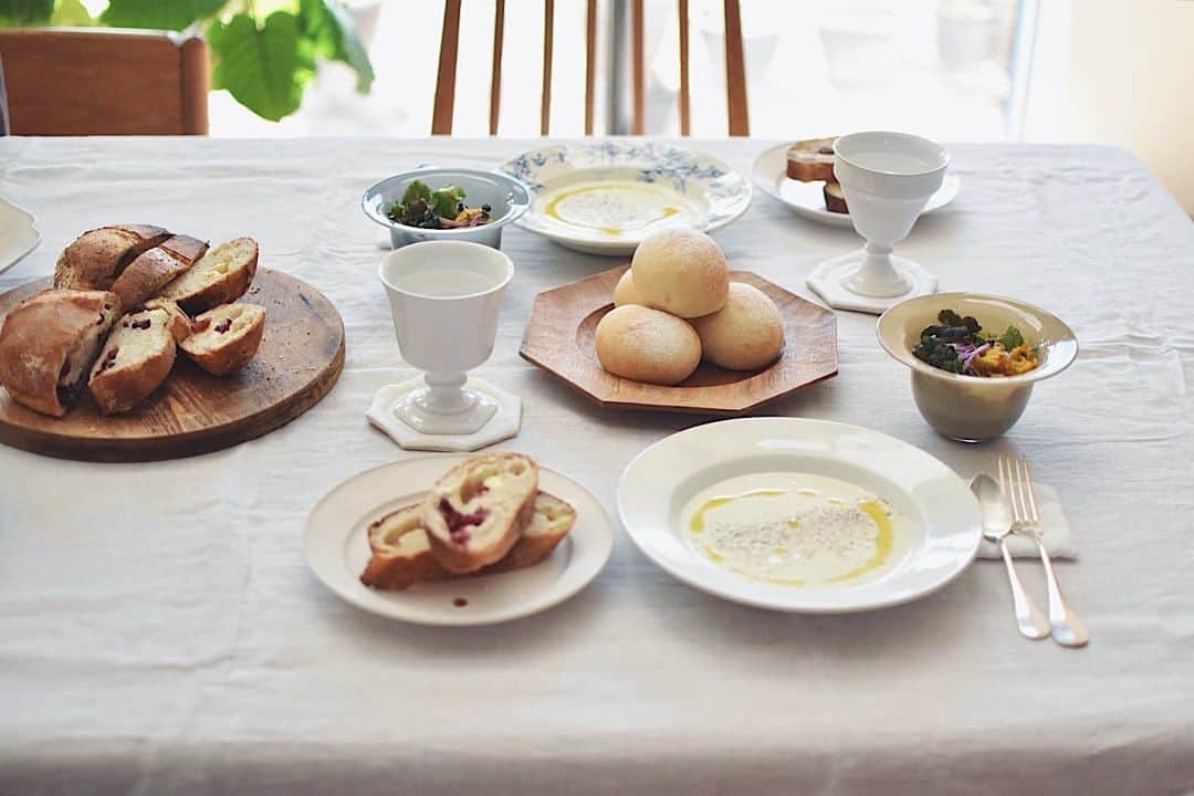 ムクリ［mukuri］さんのインスタグラム写真 - (ムクリ［mukuri］Instagram)「ゆっくりと流れる贅沢な時間を味わいたくて〜おうちカフェを楽しむ暮らし  テーブルに並んだ素敵な器に 美味しそうな手作りのパンやお菓子。  可愛らしくお洒落なyuiさんのおうちカフェは まるで本当のカフェにお邪魔しているかのよう。  元々、カフェやパン屋さん巡りが好きで カフェのような空間や時間を おうちでも味わいたいと思ったことがきっかけでした。  ３人のお子さんと過ごす慌ただしい毎日の中で ゆっくりとした時間を味わえる 束の間のひとときを大切に。  お気に入りの器に 何を盛り付けようかと考えるのも 楽しみのひとつだそう。  器と共に、作って楽しみ、食べて楽しむ。 そんな、ゆっくりとおうちで味わう 素敵な時間。  yuiさんのおうちカフェを楽しむ暮らし ぜひ、ご覧ください＾＾  –––––––––––––––––– ムクリ公式アカウントでは くらしの中にある"好き"や"コダワリ"を毎日お届け。  インテリア、整理収納から家づくりなど 日常で参考になる情報から サラッと読める短編コラムまで ご紹介していますのでフォローしてぜひご覧ください。 ▶︎ @mukuri_official ・  「 #ムクリ 」のタグもいつも楽しく拝見しています☺️  オリジナルブランドは @daily_mukuri  くらしの中にあったらいいいな、 そんな商品を企画・制作、集めています。 ––––––––––––––––––  #おやつ#3時のおやつ#ケーキ#器好き#結城智子#田中直純#アンティークプレート#サルグミンヌ#器を楽しむ暮らし#おうち#古家具#古道具#古家具のある暮らし#ダイニング#アーコールチェア#食器棚#おうち時間#暮らしを楽しむ#くらしの編集#ムクリ」10月8日 15時05分 - mukuri_official