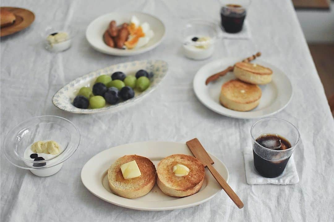 ムクリ［mukuri］さんのインスタグラム写真 - (ムクリ［mukuri］Instagram)「ゆっくりと流れる贅沢な時間を味わいたくて〜おうちカフェを楽しむ暮らし  テーブルに並んだ素敵な器に 美味しそうな手作りのパンやお菓子。  可愛らしくお洒落なyuiさんのおうちカフェは まるで本当のカフェにお邪魔しているかのよう。  元々、カフェやパン屋さん巡りが好きで カフェのような空間や時間を おうちでも味わいたいと思ったことがきっかけでした。  ３人のお子さんと過ごす慌ただしい毎日の中で ゆっくりとした時間を味わえる 束の間のひとときを大切に。  お気に入りの器に 何を盛り付けようかと考えるのも 楽しみのひとつだそう。  器と共に、作って楽しみ、食べて楽しむ。 そんな、ゆっくりとおうちで味わう 素敵な時間。  yuiさんのおうちカフェを楽しむ暮らし ぜひ、ご覧ください＾＾  –––––––––––––––––– ムクリ公式アカウントでは くらしの中にある"好き"や"コダワリ"を毎日お届け。  インテリア、整理収納から家づくりなど 日常で参考になる情報から サラッと読める短編コラムまで ご紹介していますのでフォローしてぜひご覧ください。 ▶︎ @mukuri_official ・  「 #ムクリ 」のタグもいつも楽しく拝見しています☺️  オリジナルブランドは @daily_mukuri  くらしの中にあったらいいいな、 そんな商品を企画・制作、集めています。 ––––––––––––––––––  #おやつ#3時のおやつ#ケーキ#器好き#結城智子#田中直純#アンティークプレート#サルグミンヌ#器を楽しむ暮らし#おうち#古家具#古道具#古家具のある暮らし#ダイニング#アーコールチェア#食器棚#おうち時間#暮らしを楽しむ#くらしの編集#ムクリ」10月8日 15時05分 - mukuri_official
