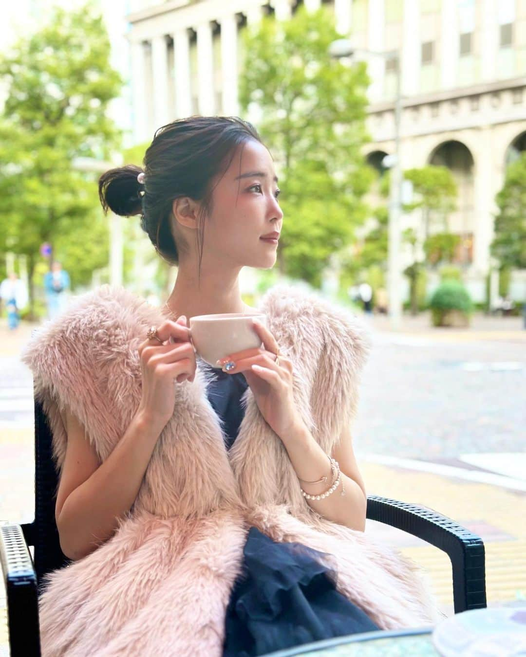 休井美郷さんのインスタグラム写真 - (休井美郷Instagram)「☕️🍩  美月（ @meeeeetamm ）とテンションあがって、なぜかお昼からワインのんだ日。🤭‪🫶🏻🤍  ． このお洋服たちいまSALEで半額以下になってるから要チェックだよ🫶🏻🤍  #バチェラー4」10月8日 15時11分 - kyuui_misato