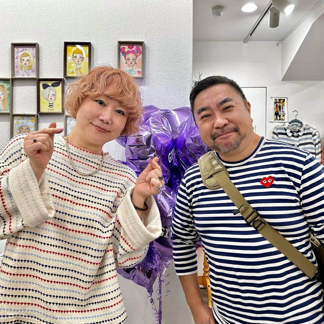 武井義明のインスタグラム：「渋谷ギャラリールデコの「おおたうに展 GIRL! GIRL! GIRL!」最終日に行ってきました。ファッションイラストレーションとガーリーな言葉での書き文字がうにちゃんの出発点。もちろんいまもそれを大事にしているんだけれど、心ならずも、なのか、意図的なものかはわからないけれど、アートに踏み込んでいく気配があって、いいぞいいぞ、そこがおもしろい。もっと行っちゃえ！　でっかい作品つくったら？　と野次馬は思いました。」