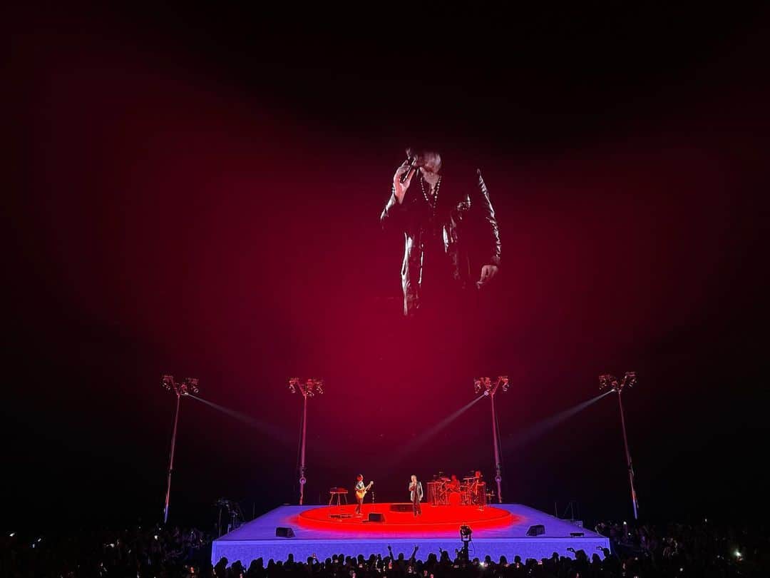 シェヘラザード・ゴールドスミスのインスタグラム：「Brian Eno’s turntable, U2’s choice of stage.  The future of everything. #sphere」