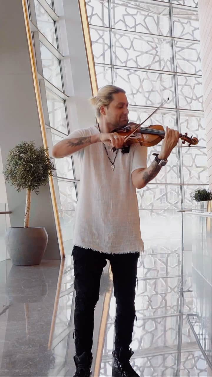 デイヴィッド・ギャレットのインスタグラム：「David Garrett is preparing for a night of pure magic, unleashing a symphony of emotions that will be etched in your memory forever. Join us in this extraordinary musical journey, and let the violin’s sweet serenades take you through the world of classical music on 26 October 2023.」