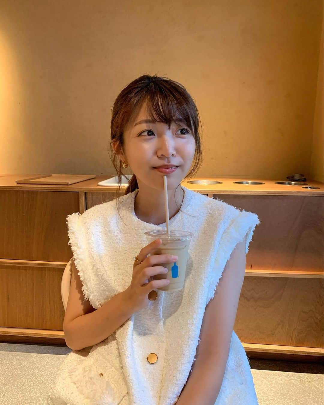 黒木千晶のインスタグラム：「夏の載せ忘れの写真🌻 もうノースリーブは着れませんなー… 皆さん日曜はいかがお過ごしですか？☺︎  #京都 #カフェ」