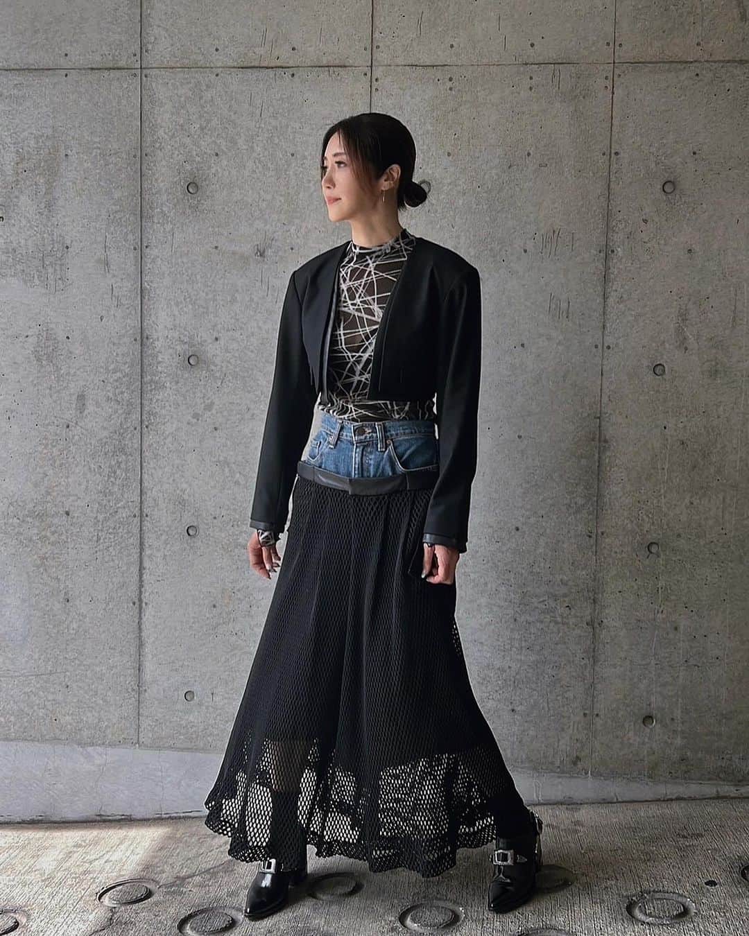 川島幸美さんのインスタグラム写真 - (川島幸美Instagram)「カラーや加工感にこだわって、 一枚ずつセレクトした古着デニムパンツ👖  そのデニムパンツとコットンメッシュ生地をドッキングさせ、リメイクリメイクスカート作りました✂︎  TOPSにどんなアイテムを持ってきても、 いい感じの雰囲気に仕上がります❤︎ 今日はショートジャケットのスタイリングで☺️」10月8日 15時23分 - yukimikawashima
