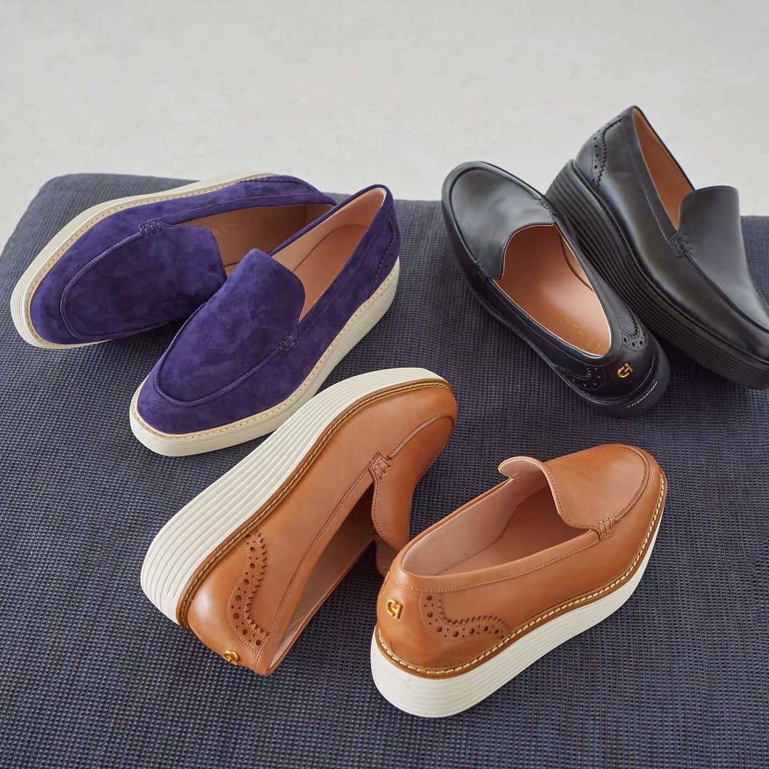 COLE HAAN JAPANのインスタグラム：「. 【秋の新作シューズ】 アイテムが気になったら「🍁」でぜひコメントしてください！  ヴェネチアン ローファーのクラシックなシルエットを オリジナルグランドの新しいスタイルにリフトアップ！  艶やかなプレミアムレザーに施された細やかな装飾と、 高めのプラットフォームがすっきりおしゃれに魅せてくれます。  アウトソールには重量比25％以上を特許取得タンポポ由来の ゴムのフラワーフォーム™を採用、サステイナビリティに 配慮して心も弾む軽やかさです。  👞 オリジナルグランド プラットフォーム ベネチアン スリッポン ローファー womens ￥38,500-  23Fall Collectionは公式サイトで公開中！ @colehaanjapan  #ColeHaan #コールハーン #秋ファッション #スリッポン #プラットフォーム #ローファー #スリッポンローファー #快適シューズ」