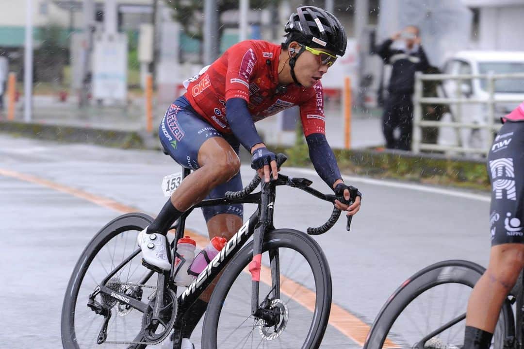 沢田時のインスタグラム：「ツールド九州2st熊本は19位。  周回に入ってからは谷君と追走集団でレースを進め、途中メカトラもありましたが根性で復帰。最終周に力尽きて悔しいですが寒さも含めて何度耐えたか分からないくらい出し切りました。  谷君は10位に入ってくれて2人とも総合でUCIポイント獲得圏内。あと1日頑張ります！  #マイナビツールド九州  #宇都宮ブリッツェン」