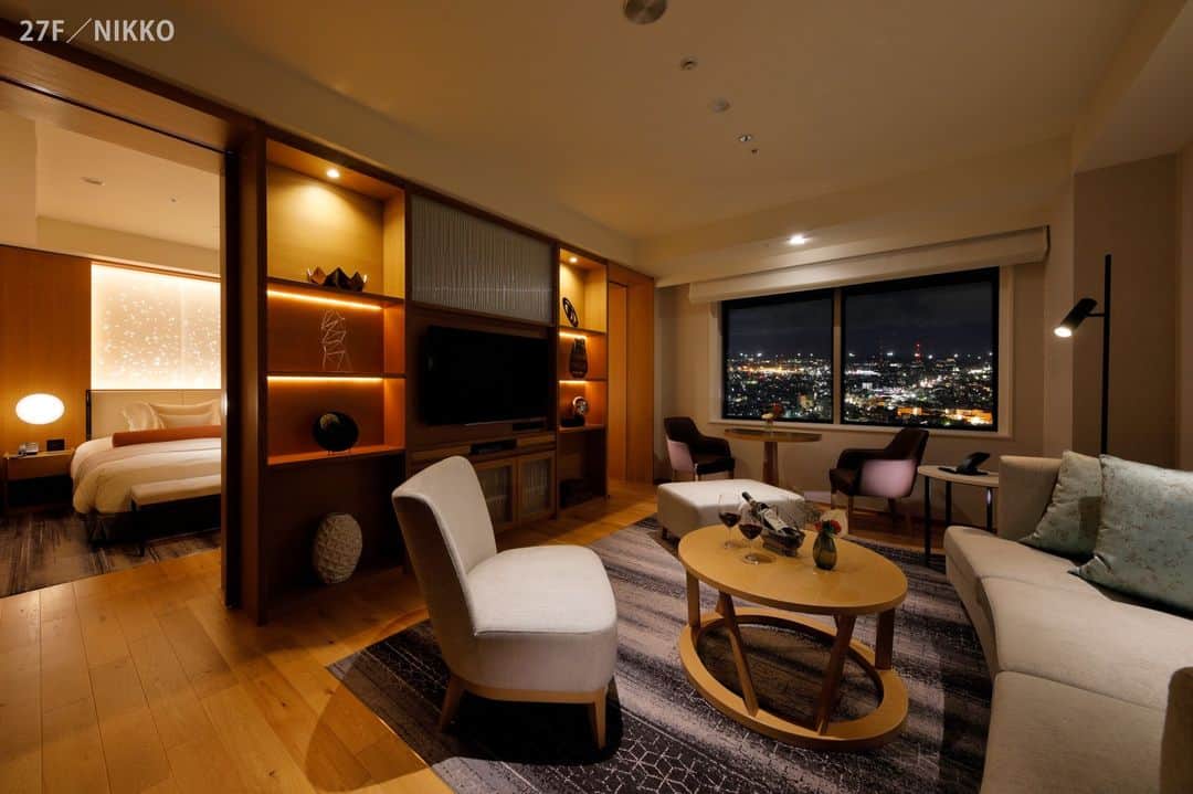 hotel nikko kanazawa ホテル日航金沢さんのインスタグラム写真 - (hotel nikko kanazawa ホテル日航金沢Instagram)「◆ 極上のステイ時間をご提供 ◆  北陸随一のスケールを誇る 地上30階の高層ラグジュアリーホテル⁡ ⁡𓂃𓂃𓂃𓂃𓂃𓂃𓂃𓂃𓂃𓂃𓂃𓂃𓂃𓂃𓂃𓂃𓂃𓂃𓂃𓂃 ⁡ 27F／NIKKO …ホテル日航金沢が誇る最上級の眺望と空間  26・28F／LUXE …高層階の客室で過ごす上質な時⁡ ⁡⁡ ⁡24・25F／COMFORT Separate …ワンランク上のくつろぎと眺望〈バス・トイレ別〉⁡  20〜23F／COMFORT …旅の利便性とくつろぎの滞在をお約束  17〜19F／STYLISH …旅情と感性を刺激する金沢の伝統×革新⁡⁡ ⁡ ⁡𓂃𓂃𓂃𓂃𓂃𓂃𓂃𓂃𓂃𓂃𓂃𓂃𓂃𓂃𓂃𓂃𓂃𓂃𓂃𓂃 ⁡ ⁡客室は全て17階以上に位置し、 金沢の美しい眺望をご覧いただけます。  お客様の好みに合わせてお部屋をお選びください。」10月8日 15時29分 - hotelnikkokanazawa