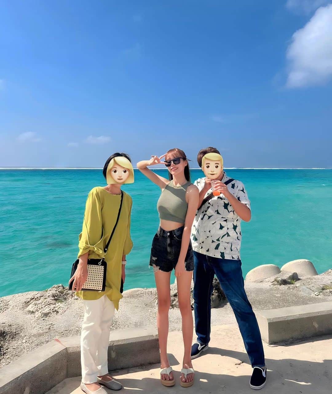 のインスタグラム：「家族旅行in宮古島✈️🌺  もうすぐ結婚記念日だから、 ずっと行きたいって言ってた宮古島にサプライズで行ってきた🥹✨  実家暮らしでいつも迷惑ばかりかけてるから 今回少しは恩返しできてたらいいなー🥲♡  私家族大好き人間だから 2人には本当に長生きしてもらいたい🥹  またこうやって旅行行けるように 来週から仕事頑張るぞー✊🏻💕  #家族旅行  #沖縄  #宮古島」