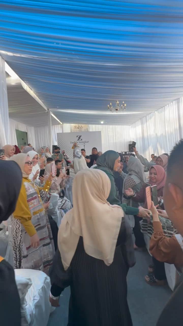 Zaskia Sungkarのインスタグラム：「MasyaAllah Tabarakallah 8 jam road trip terbayar melihat sambutan hangat #ZSladies Sungai penuh yang sudah cantik dan ganteng pakai koleksi ZS 😍 terimakasih banyak support nya untuk @zaskiasungkar_sungaipenuh」