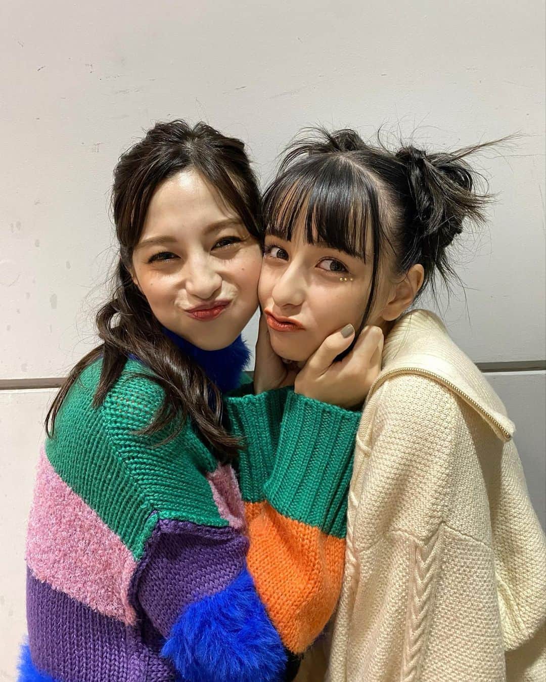 嵐莉菜のインスタグラム：「りなぽーです…🫣💕 何度も言いますが、本当に大好きなお姉ちゃんです😭❤️‍🔥 でもすっっっごく可愛すぎるのでいまだに、目をちゃんと見て話せません😓笑  #中条あやみ  様 #嵐莉菜  #りなぽー」