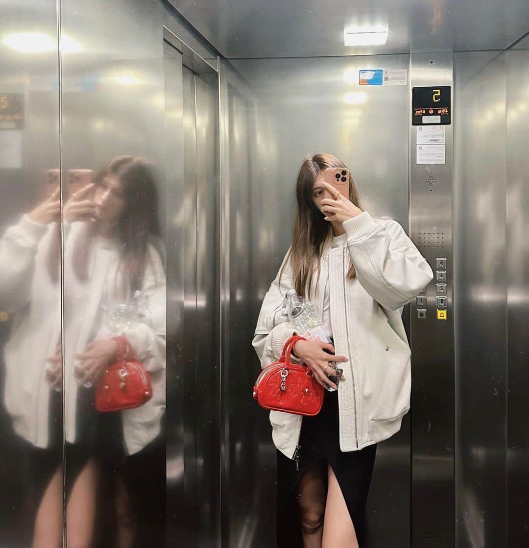 マギーのインスタグラム：「やっと涼しくなってきて 気持ちいいね〜 食欲の秋はじまっちゃうな〜🤭🍫」