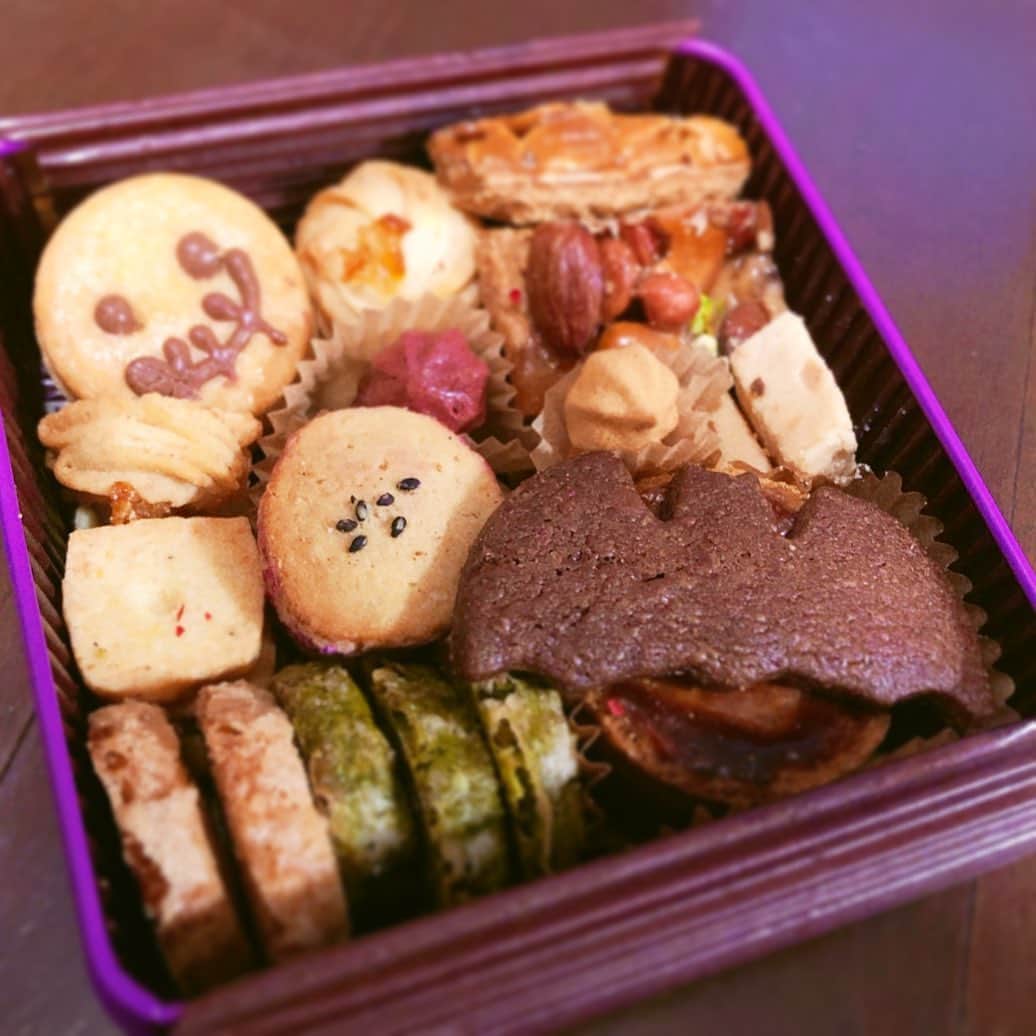 桂紗綾のインスタグラム：「可愛いクッキーいただきました🦇💕  #happyhalloween  #ハロウィーン  #とりっくおあとりーと👻🍭🍫✨」