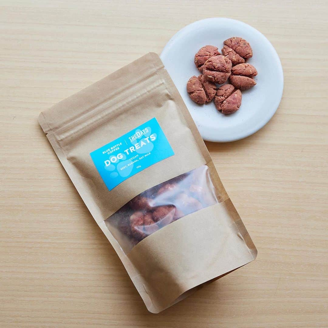 Blue Bottle Coffee Japanさんのインスタグラム写真 - (Blue Bottle Coffee JapanInstagram)「「ドッグウィーク」開催中、ワンちゃんと一緒にカフェにお越しいただいたみなさま、ありがとうございました🐶💙⁠ ⁠ ブルーボトルコーヒー カフェには、ワンちゃんを連れてご来店いただくゲストが多くいらっしゃいます。⁠ ⁠ そんなドックオーナーの方やワンちゃんへ日頃の感謝込めて開催したドッグウィークでは、対象カフェにてドリンクをオーダーいただいたお客さまに「ドッグトリーツ(おやつ) 」とワンちゃんのイラスト入りの「オリジナルステッカー」をプレゼントさせていただきました。⁠ ⁠ ドッグウィーク期間中にハッシュタグ #DogsOfBlueBottle⁠ をつけて投稿いただいた可愛いゲストをご紹介いたします。 素敵なお写真をシェアいただきありがとうございました！⁠ ⁠ ⁠ ・1 枚目：マカロンちゃん⁠ Photo by @macarontan_cafe⁠ ⁠ ・2 枚目：もなかちゃん⁠ Photo by @monaka_mame_shiba⁠ ⁠ ・3 枚目：リアンくん⁠ Photo by @robinlove1008⁠ ⁠ ・4 枚目：ルナちゃん⁠ Photo by @ weimaraner_luna2020⁠ ⁠ Thank you for sharing!⁠ ⁠ ⁠ 今期のドッグウィークは終了しましたが、ブルーボトルコーヒーではワンちゃんと一緒にご来店いただいたお客さまにオリジナルドッグトリーツ(おやつ)をご用意しています✨⁠ テラス席でワンちゃんと一緒に素敵なコーヒータイムをお楽しみいただけましたら幸いです。 ⁠ また 100g 入りの「ドッグトリーツ」も販売しております🐕⁠ ⁠ ＊ドッグトリーツご提供カフェ：清澄白河、中目黒、渋谷、みなとみらい、池袋、三軒茶屋、広尾、六本木、白井屋、京都、神戸阪急⁠ ⁠ ⁠ ⁠ ⁠#DogsOfBlueBottle⁠ #ブルーボトルコーヒー⁠ #BlueBottleCoffee」10月8日 15時50分 - bluebottlejapan