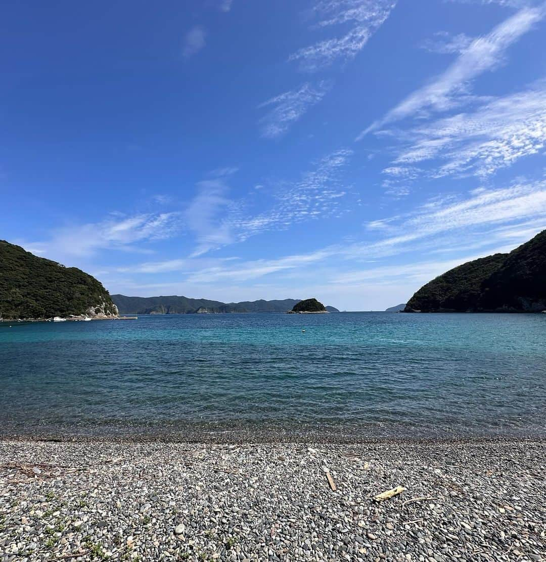 江連裕子さんのインスタグラム写真 - (江連裕子Instagram)「. 五島列島にある 五島つばき蒸留所を見学させて頂きました。  テレビで拝見してからずっと行ってみたかった五島つばき蒸留所。 人気でなかなか手に入らないそうですが お土産で一本買えました(^^)  作り手のお三方のこだわりが詰まっていて、 説明伺っていてとても感動し、勉強にもなりました。 ありがとうございました！  #五島 #五島列島 #五島つばき蒸溜所 #gotojin #五島グルメ   https://gotogin.jp/」10月8日 15時50分 - yuko_ezure