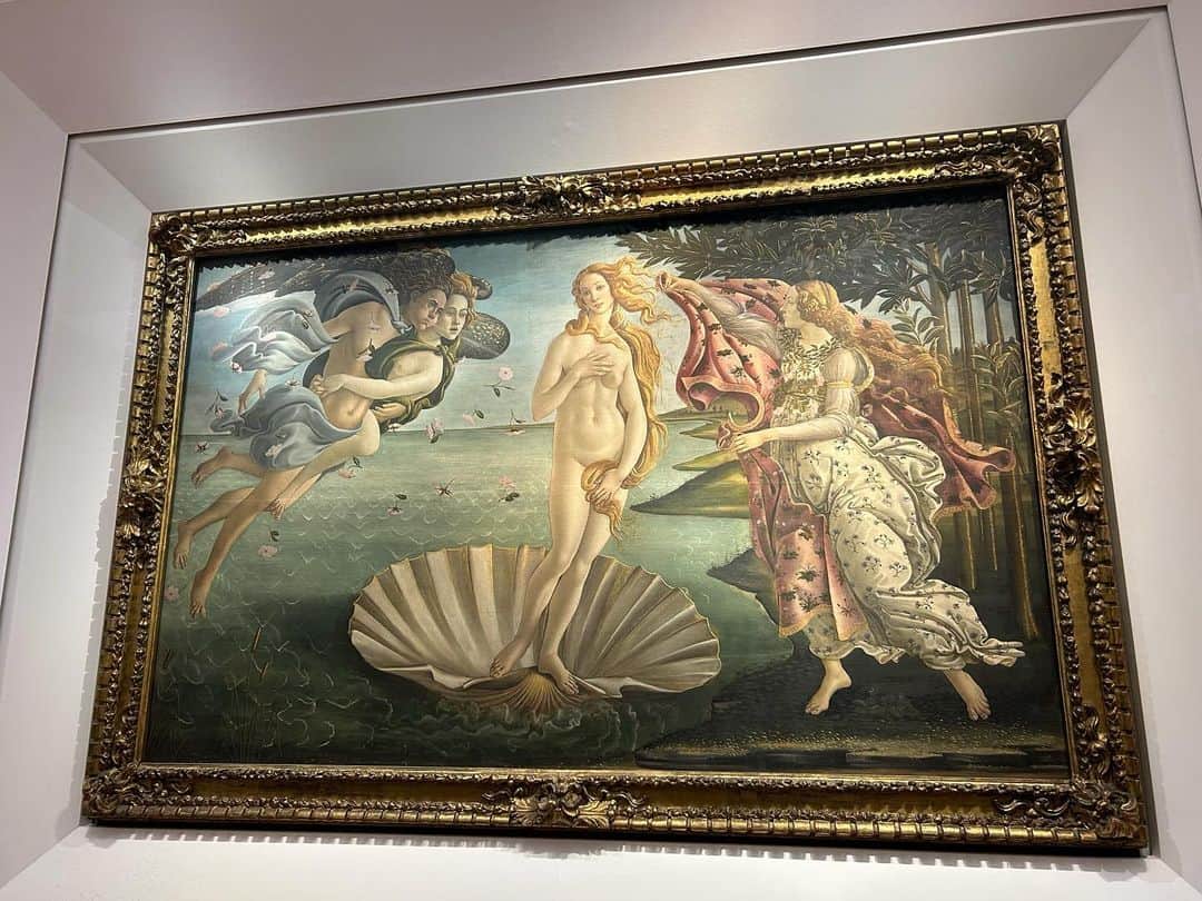 中岡由佳さんのインスタグラム写真 - (中岡由佳Instagram)「❇︎ ウフィッツィ美術館へ。 バウチャーをチケットに替えて予約時間に入館。 ルネサンス期の世界有数のコレクションを有する美術館。有名な絵画の前は人だかりでしたが、私も少しずつ前に進んで綺麗にカメラに収めました。  イタリア人画家 ボッティチェリ 『プリマベーラ』 『ヴィーナスの誕生』 窓枠からの景色もアートです。  #GalleriadegliUffizi #ウフィッツィ美術館 #Primavera #プリマベーラ #LaNascitadiVenere #ヴィーナスの誕生 #Firenze #フィレンツェ #Italy #イタリア」10月8日 15時43分 - yuka_nakaoka