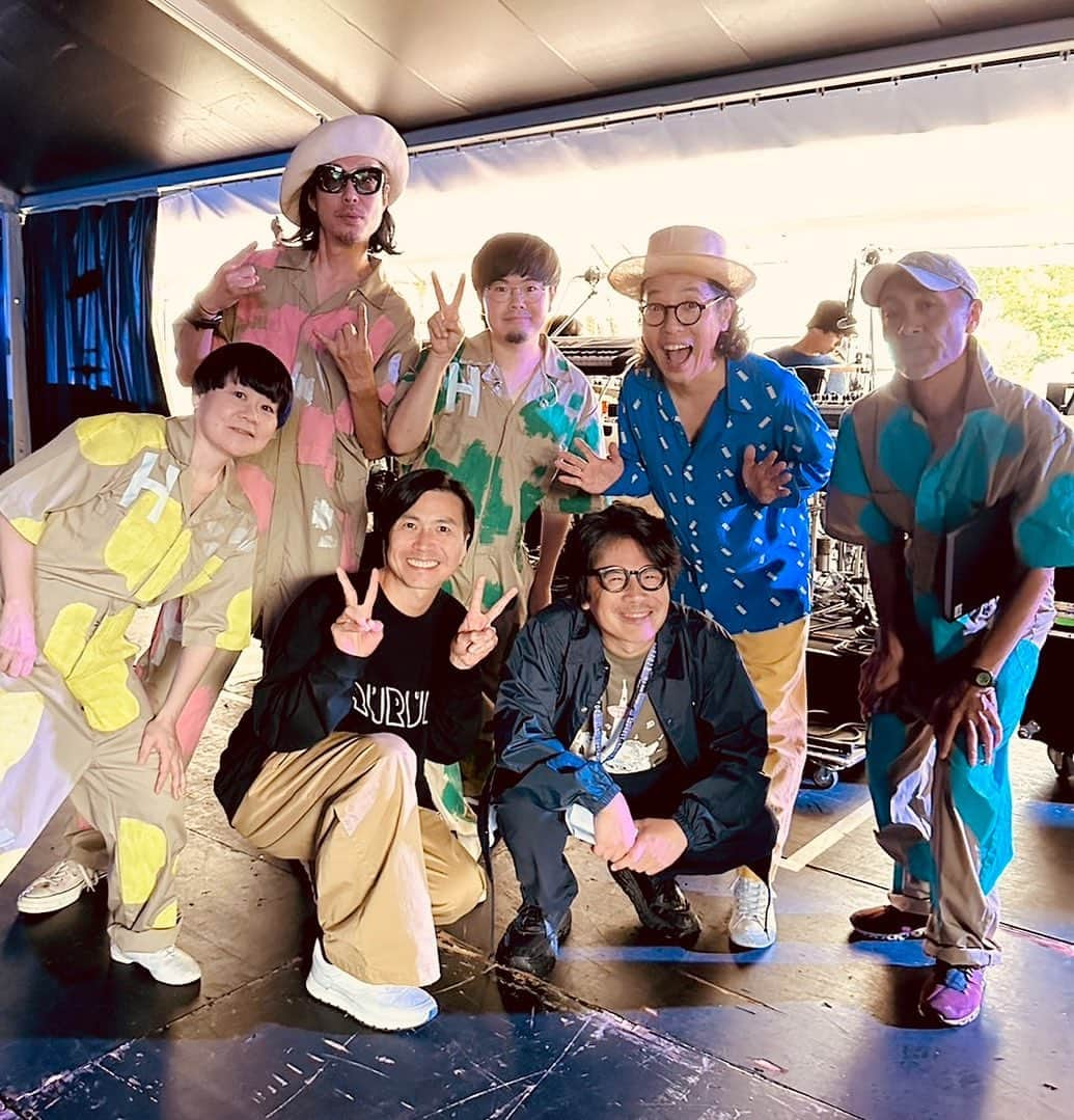 Curly Giraffeさんのインスタグラム写真 - (Curly GiraffeInstagram)「雨降ってきたけれど、秋を感じながら気持ち良く演奏出来ました🍂  京都音博ありがとうございました！ 岸田くん、さとちゃんありがとう〜。  #ハナレグミ #京都音博」10月8日 15時44分 - curly_giraffe