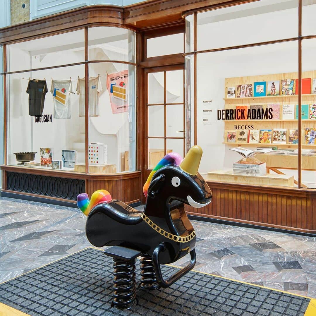 のインスタグラム：「Derrick Adams's takeover of the Gagosian Shop in London's Burlington Arcade (@burlingtonarcade) is on view through November 6. Titled "RECESS," it includes new works accompanied by the installation of his interactive sculptures, "Funtime Unicorn Spring Riders," along the length of the arcade.  A presentation of related works in the Shop includes a new painting of a child playing on a "Funtime Unicorn" and the video "Funtime Unicorn: Ruby Rides through Four Seasons," an animation realized in collaboration with the graphic design studio the Channel (@channelstudiony) and narrated by Aya Burns and Cleo Reed (@cleoforshort) with music by Dave Guy of the Roots. Follow the link in our bio to learn more.  ___________ #DerrickAdams #GagosianShop #Gagosian @derrickadamsny Installation views, "Derrick Adams: RECESS," Gagosian Shop, London, October 2–November 6, 2023; Artwork © Derrick Adams Studio. Photos: Photo: Prudence Cuming Associates Ltd (@prudencecuming)」