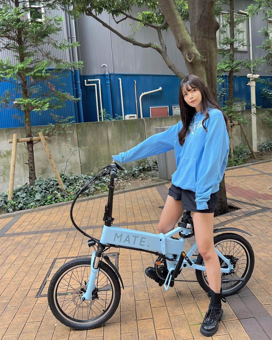 あやてん（島田彩加）さんのインスタグラム写真 - (あやてん（島田彩加）Instagram)「MATE CITY🚲  今日は0:30からアーセナル戦だーーー！！！！緊張！たのしみ！勝ってくれえええ！！！  寒くなってきたので久しぶりにシティパーカー着たよ  #隠れポチタを探せ #matecity  #matebike  #mancity  #alwaysblue  #水色生活  #マンチェスターシティ」10月8日 15時47分 - ayatenchann