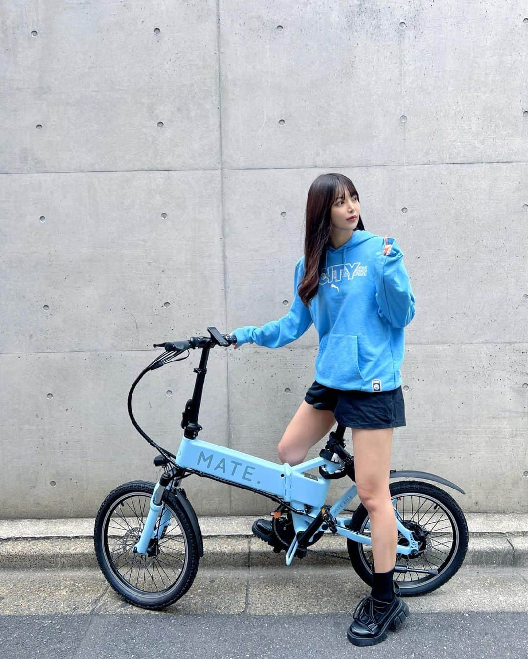 あやてん（島田彩加）のインスタグラム：「MATE CITY🚲  今日は0:30からアーセナル戦だーーー！！！！緊張！たのしみ！勝ってくれえええ！！！  寒くなってきたので久しぶりにシティパーカー着たよ  #隠れポチタを探せ #matecity  #matebike  #mancity  #alwaysblue  #水色生活  #マンチェスターシティ」