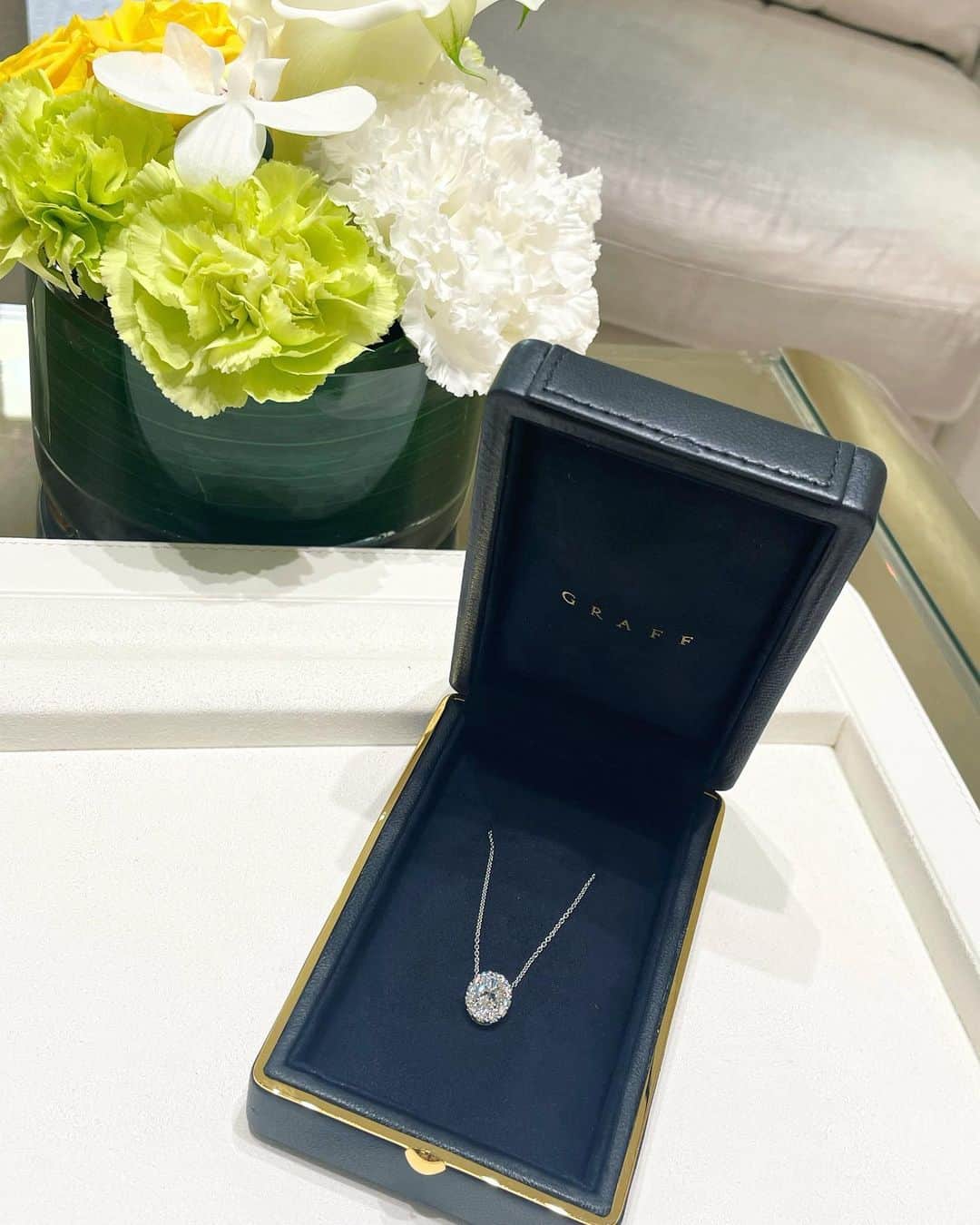のインスタグラム：「お上品で美しいね💎🫧*  似合う素敵な女性になれるようにという思いを込めて自分に買いました🥹🤍  #グラフ#グラフネックレス#グラフペンダント#GRAFF#オーバル」