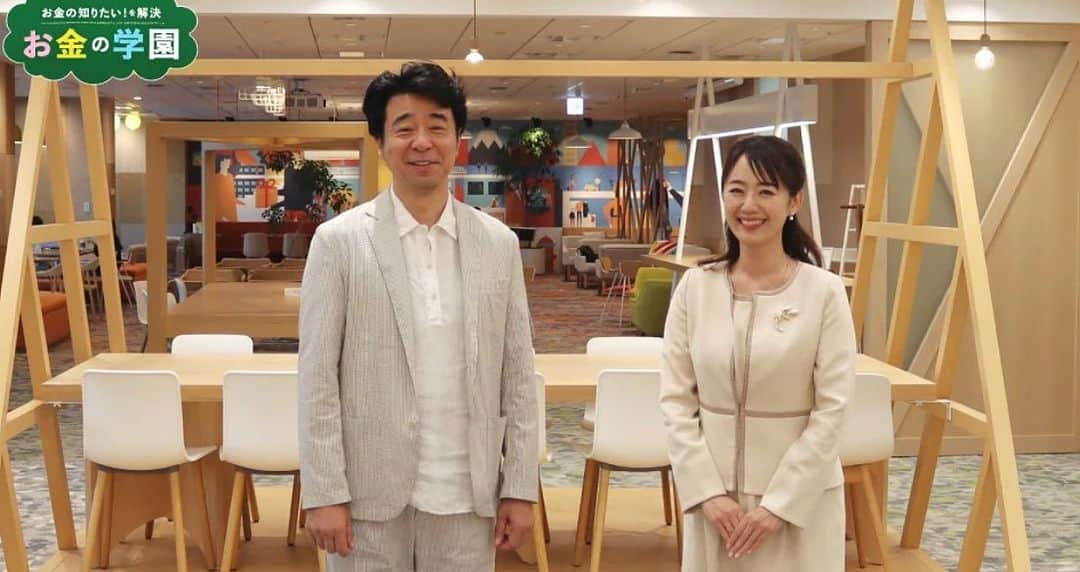 三井智映子のインスタグラム：「先週の相場を振り返りましょう。先週の米市場で主要3指数はまちまちの値動きとなりました。 ダウ平均は週足で約0.3％と小幅に下落する一方でS&P500は5週ぶりに反発、 ナスダック指数やフィラデルフィア半導体株指数（SOX指数）は上昇しました。 米政府機関の閉鎖を一時回避するつなぎ予算の成立が好感されました。 加えてロシアが燃料輸出の禁止措置を緩和すると報じられ原油価格が下落したことなどが支援材料となったようですが、米長期金利の上昇は一服する場面があったものの高い状況です。  週末に発表された9月の米雇用統計は、 失業率　予想3.7％→結果3.8% 非農業部門雇用者数　予想16.6万人→結果33.6万人(7.8月分も上方修正) 平均時給前月比　予想0.3％→結果0.2% 平均時給前年比　予想4.3%→結果4.2% と特に非農業部門雇用者数が予想を大きく上振れとなりました。 6日のダウ平均は、前日比288ドル01セント高の3万3407ドル58セントと反発。  日米長期金利の上昇が続くなか、 S&P500は200日線に支えられて反発していますが、今週どうなるか注目です。  日本市場を見てみますと先週の日経平均は週足で862円95銭下落で3週続落。終値で31000円の節目を割りこみました。 マザーズ指数は700ポイントを割り込み、年初来安値を更新し、その後反発したものの週足では下落となっています。  先週は日銀がETF買い入れを久しぶりにしましたね。 4日のに701億円買い入れましたが、日銀のETF買い入れは3月14日以来となり、植田総裁のもとでは初めてです。 この水準で買われるんだ…というのは一つの手がかりになるのではと思います。  安川電機6506の決算発表がありましたが、上期としては、売上高・営業利益ともに過去最高を更新し、6-8月期営業利益は市場予想を上回ったものの、受注高は前年同期比および前四半期比でともに減少となっています。米国市場については半導体生産の現地需要が高まる一方で中国の経済状況の見通しについてネガティブな発言もありました。押さえておいてください。  さて今週は11日に9月卸売物価指数（PPI）とFOMC議事録、12日に9月消費者物価指数（CPI）が発表されるので注目です。 また米政府機関の閉鎖を一時回避するつなぎ予算の成立があったものの議長解任と引き換えに…という印象で下院議長の問題もありますよね。今後の動きに注目です。  写真は「お金の知りたいを解決！お金の学園〜学級委員・よゐこ有野晋哉〜」での一枚。 2023年10月の講師で呼んでいただきました。 ありがとうございます！ よろしくお願い致します🤲」