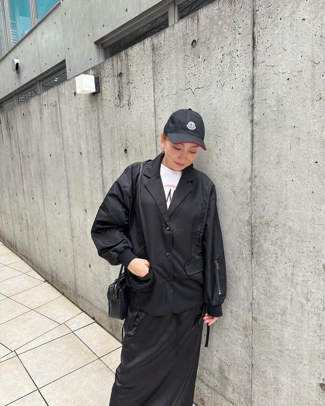 加藤綾菜のインスタグラム：「イベントに向けて朝から事務所にて本にサインを書いてきました！  爆睡していて10分で家を出たからすっぴん✖️お団子結びで出発🤯  久しぶりに私服載せますね！ だいぶカジュアルだけど。  Tシャツとcap →モンクレール ジャケット→SUMi STYLE スカート　→Sea Room lynn bag →サン・ローラン  2枚目はこの間やったネイル💅 ネイルは毎回上品にする♡  私服も小物も秋🍂になったね〜！ 今の季節窓を開けて布団かけて昼寝するのが一番気持ちよい🫢」