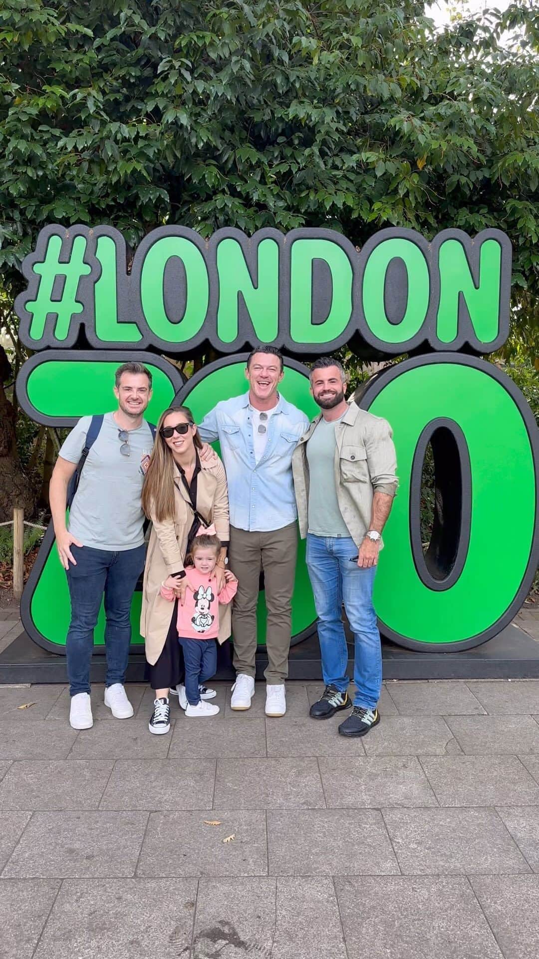 ルーク・エヴァンズのインスタグラム：「A very Fun day out in Sunny London yesterday with my Spanish family at @zsllondonzoo being shown all the amazing animals and learning about their efforts in conservation and educating us and the future generations about our impact on the natural world. @rachellloyd1996 thank you x」
