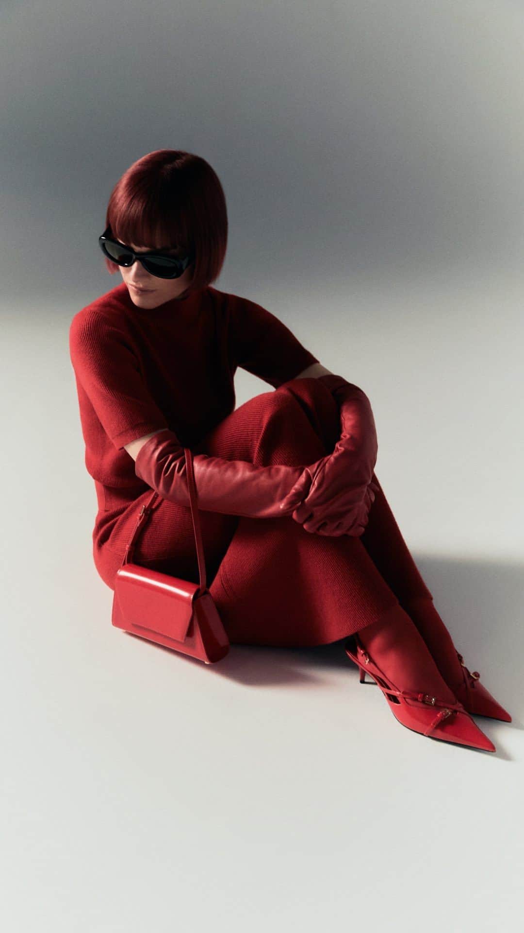 MANGOのインスタグラム：「We’re putting the red in admired! That’s what you’ll be after wearing this vibrant tone for autumn.  Talent: @juliahobbs_  #MangoWoman」